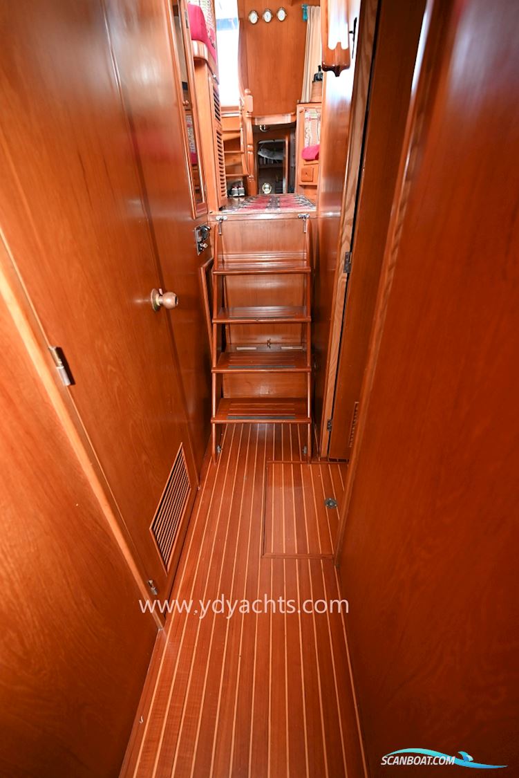 Trader 44 Sundeck