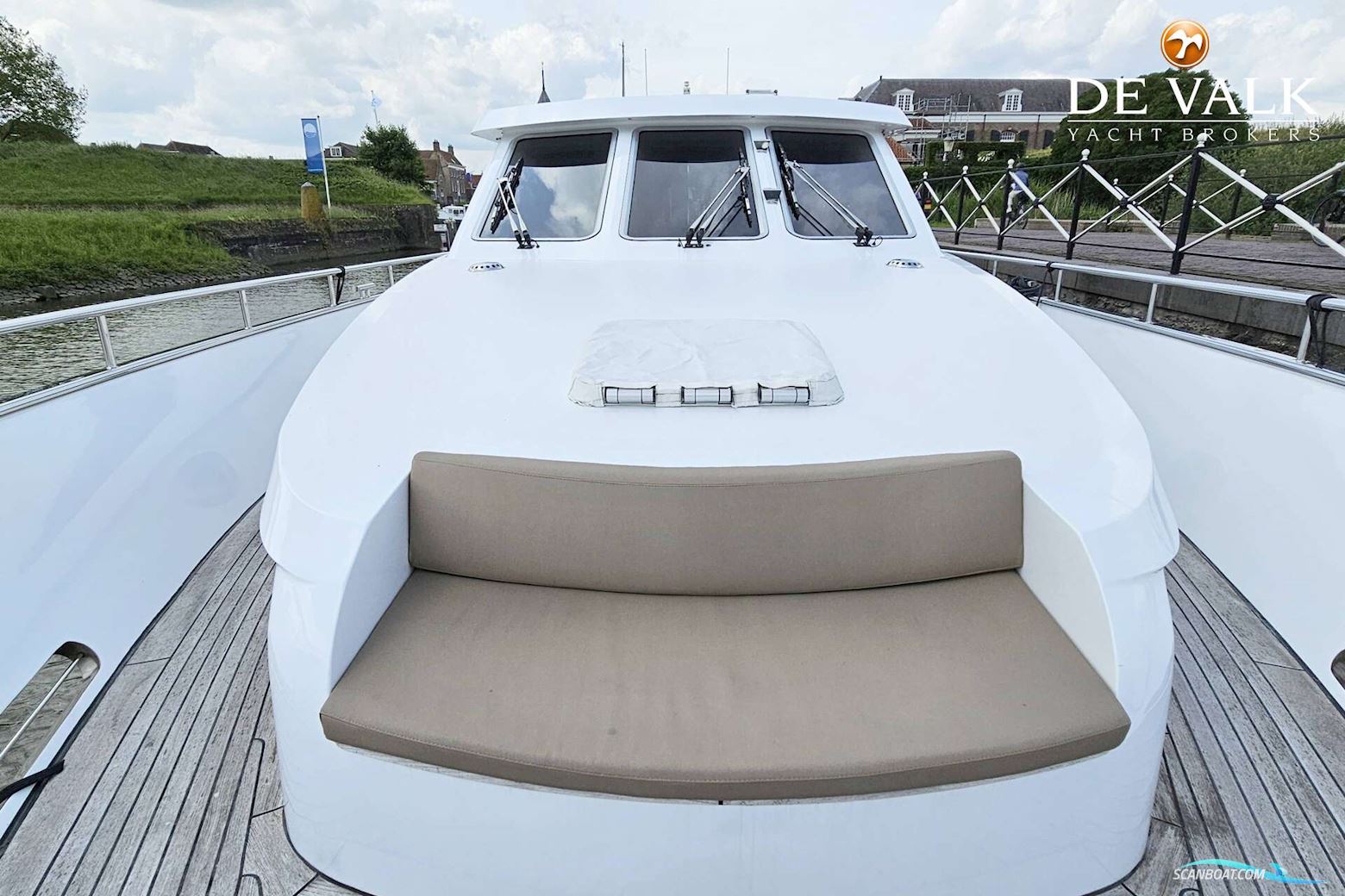 Van Den Hoven Executive 1700