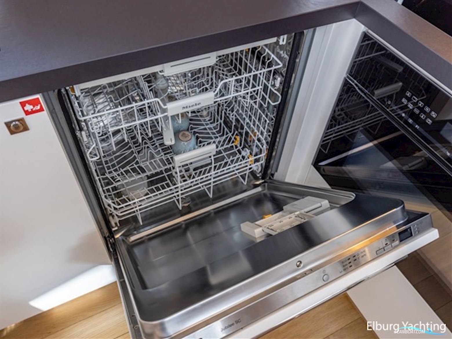 Van der Valk Beachclub 660 - Flybridge 