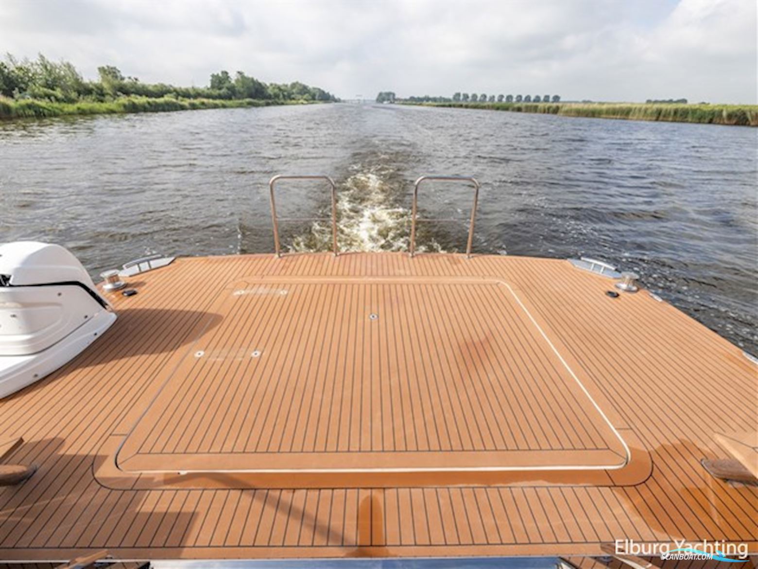 Van der Valk Beachclub 660 - Flybridge 