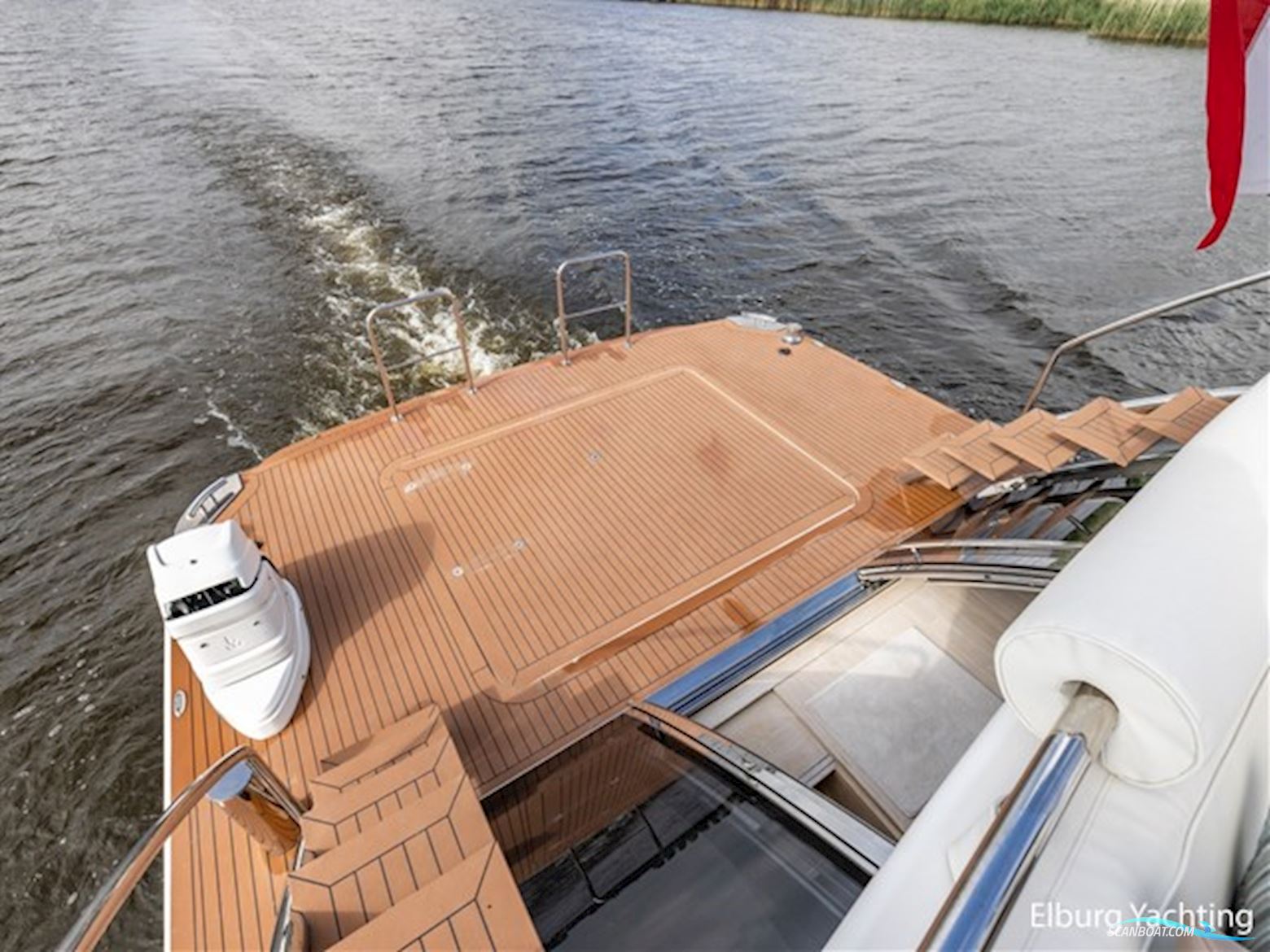 Van der Valk Beachclub 660 - Flybridge 