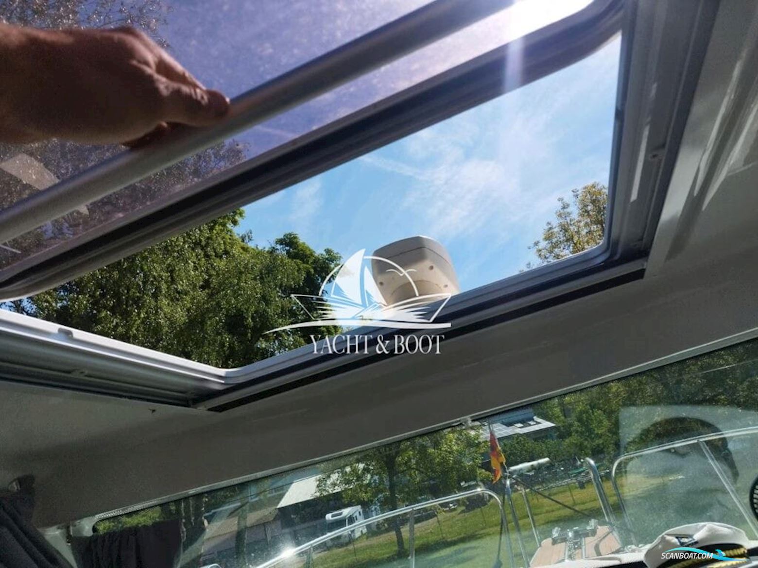 Velvette 23 Active Sedan