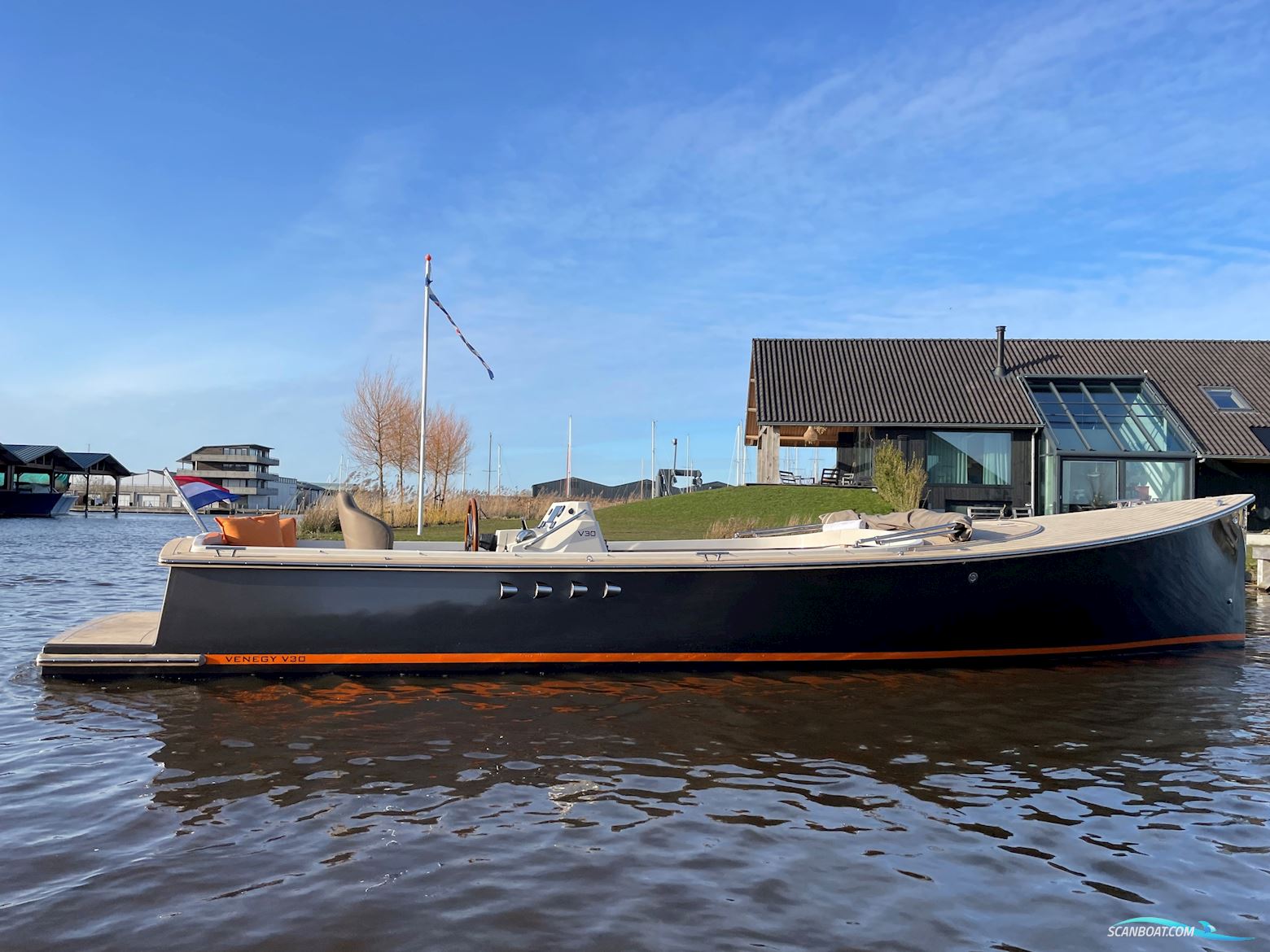 Venegy V30 Classic Cabin