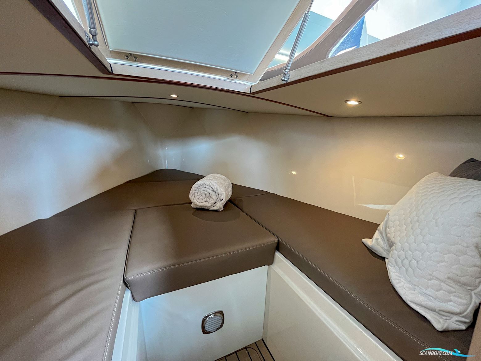 Venegy V30 Classic Cabin