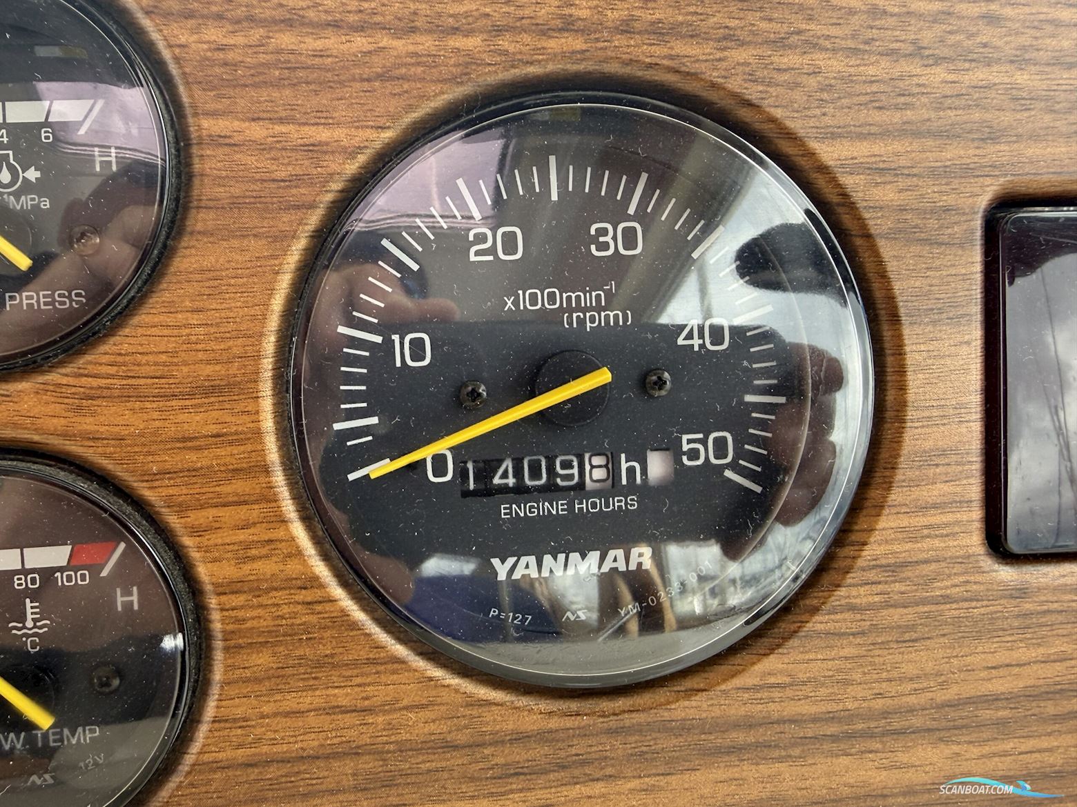 Viknes 880. Med nyere komplet Raymarine navi-pakke