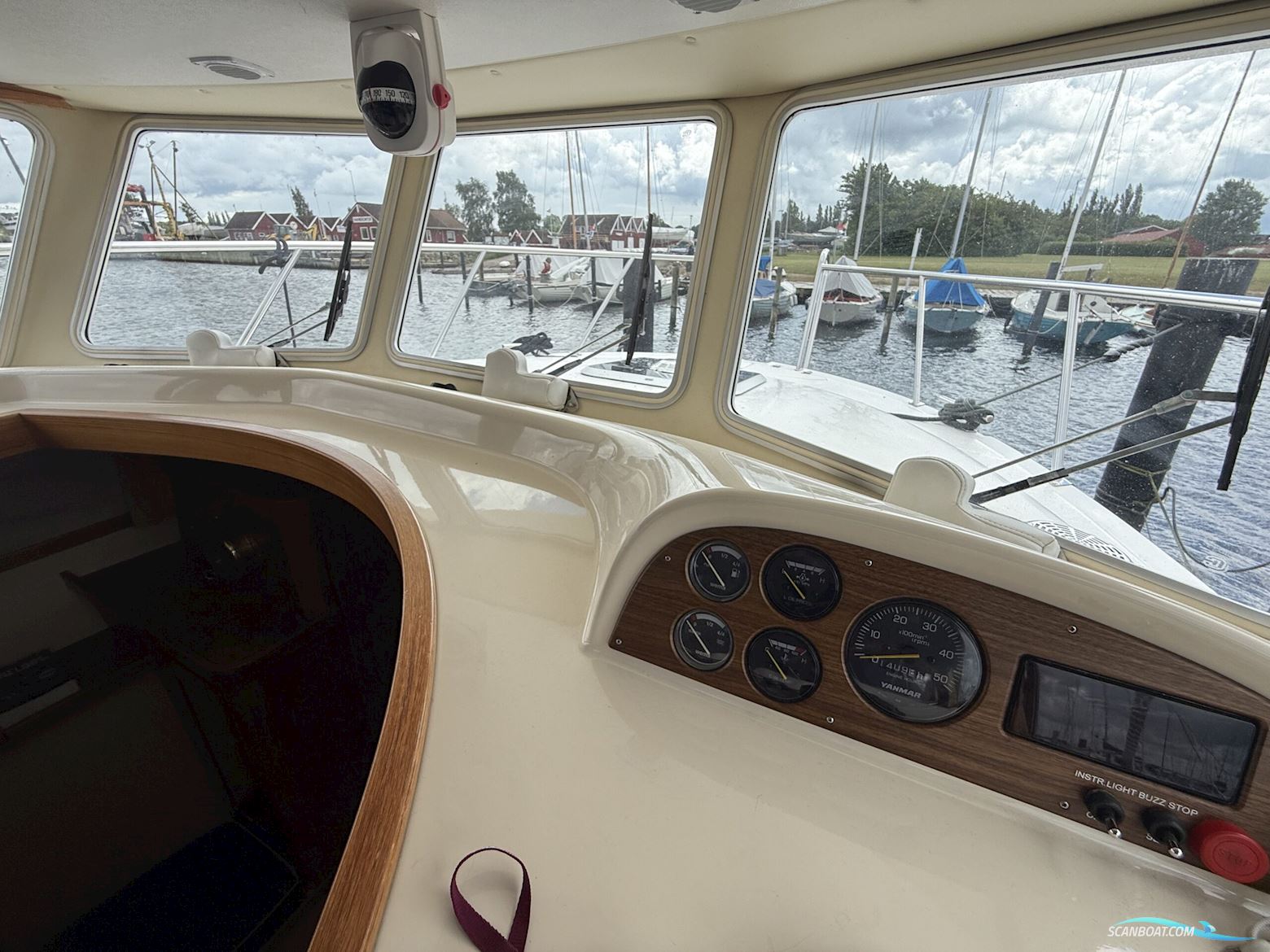 Viknes 880. Med nyere komplet Raymarine navi-pakke