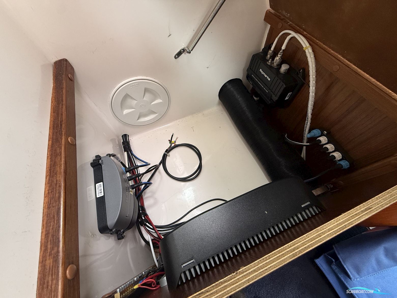 Viknes 880. Med nyere komplet Raymarine navi-pakke