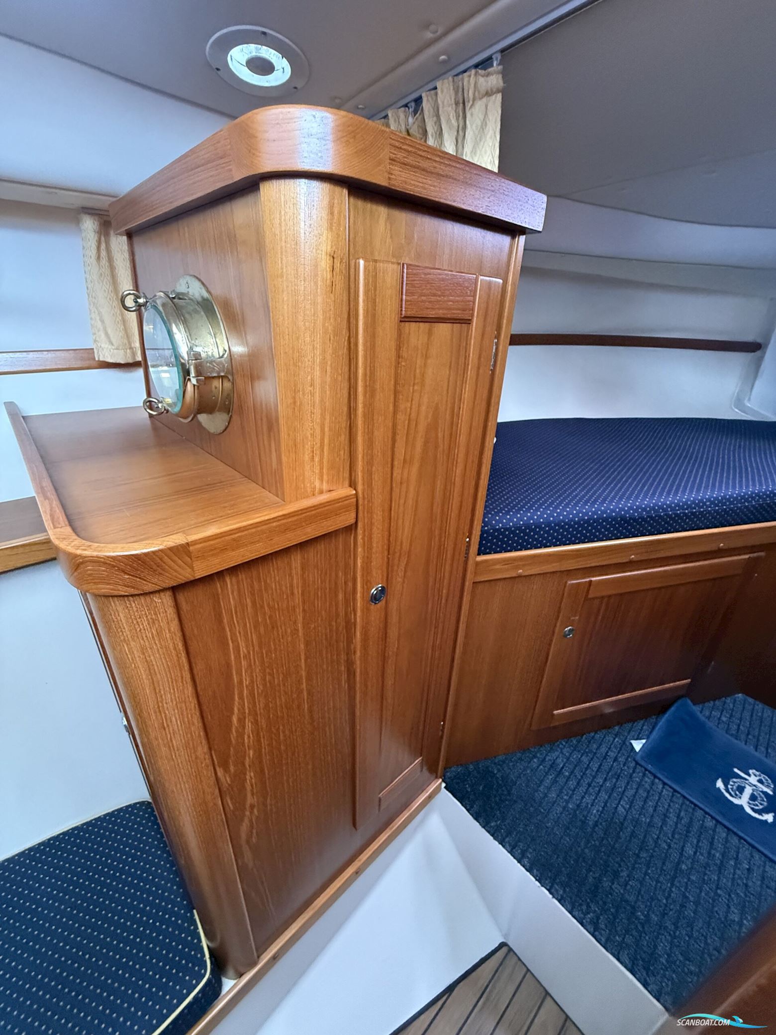 Viknes 880. Med nyere komplet Raymarine navi-pakke