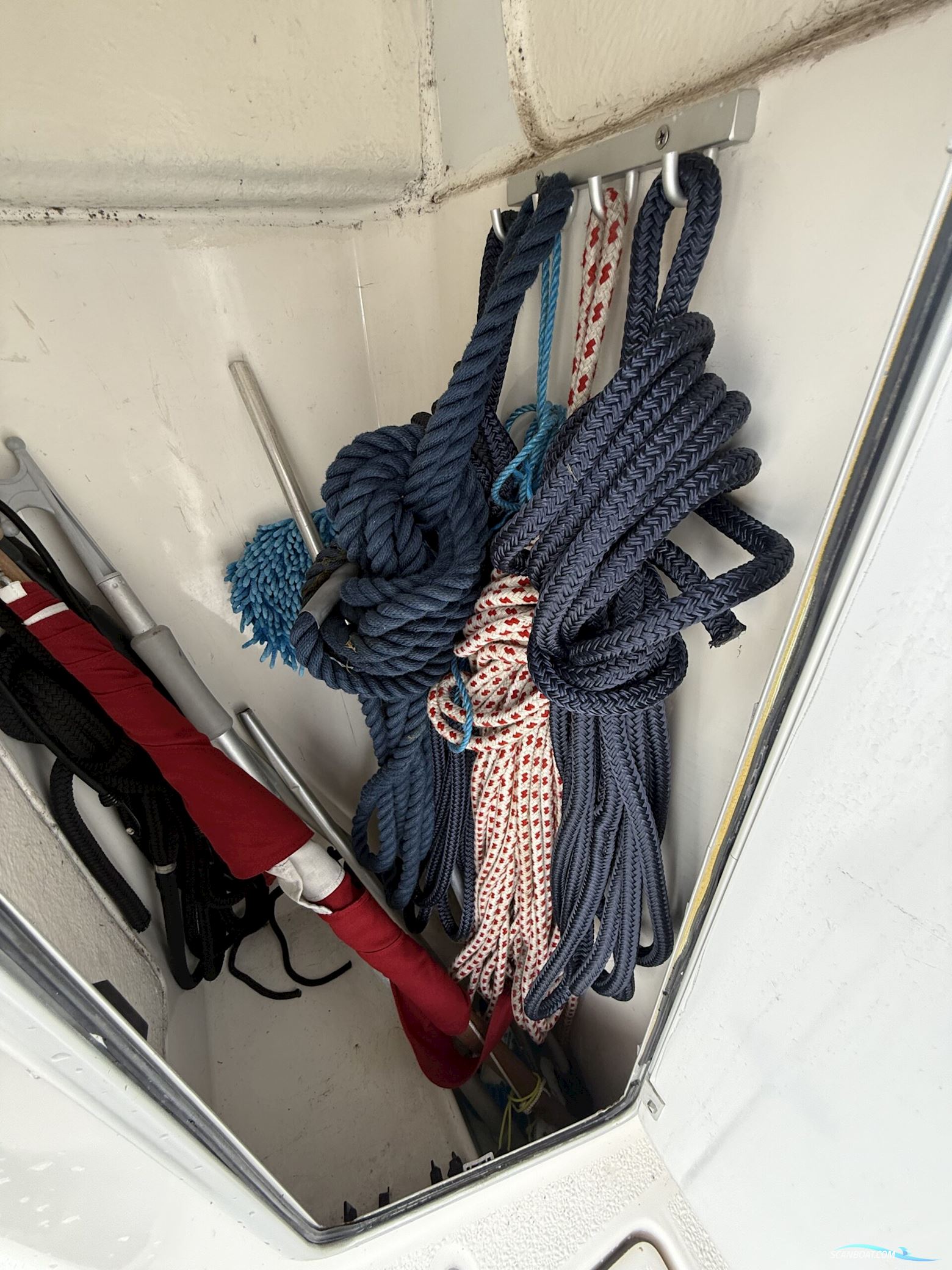 Viknes 880. Med nyere komplet Raymarine navi-pakke