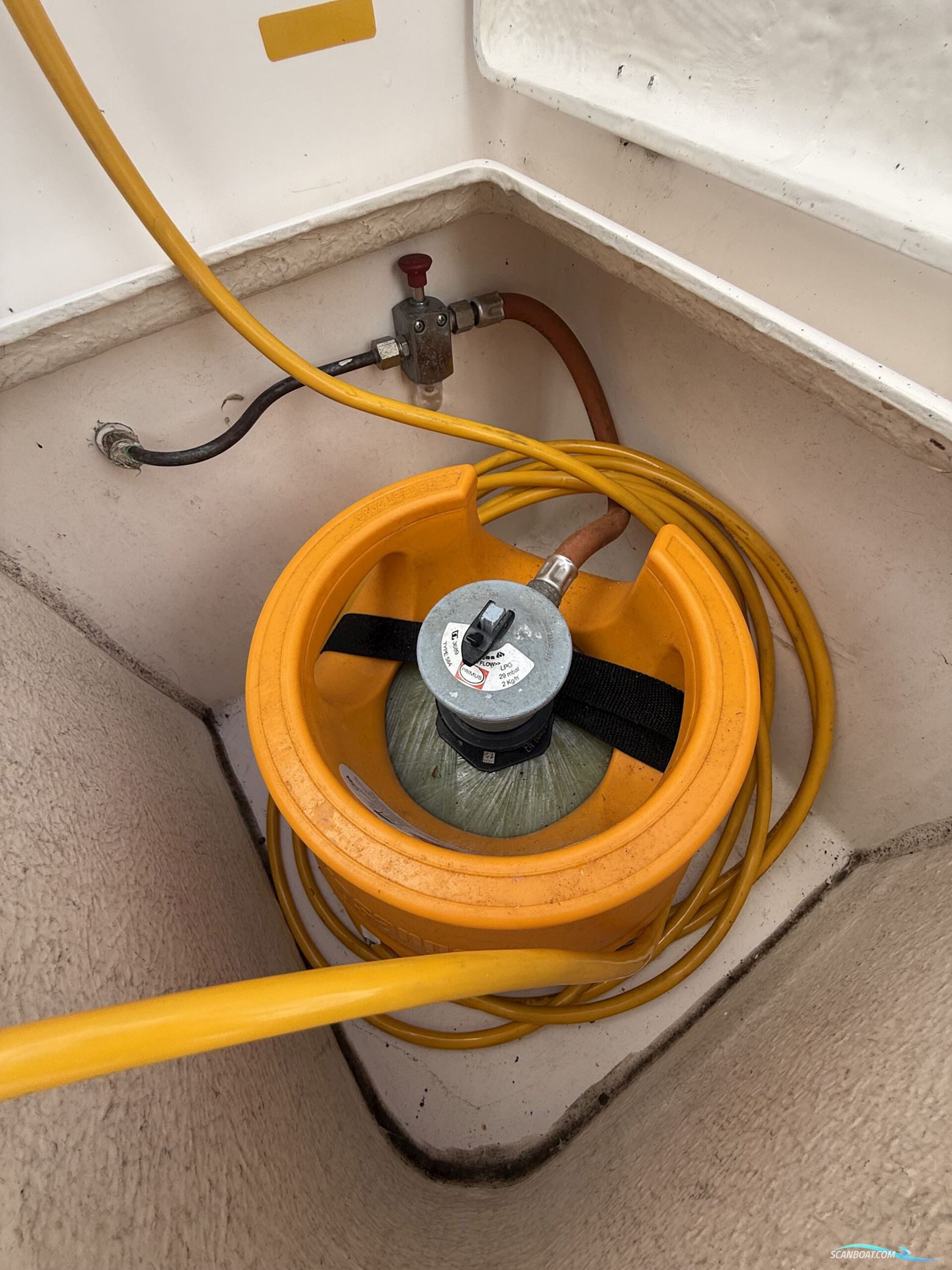 Viknes 880. Med nyere komplet Raymarine navi-pakke