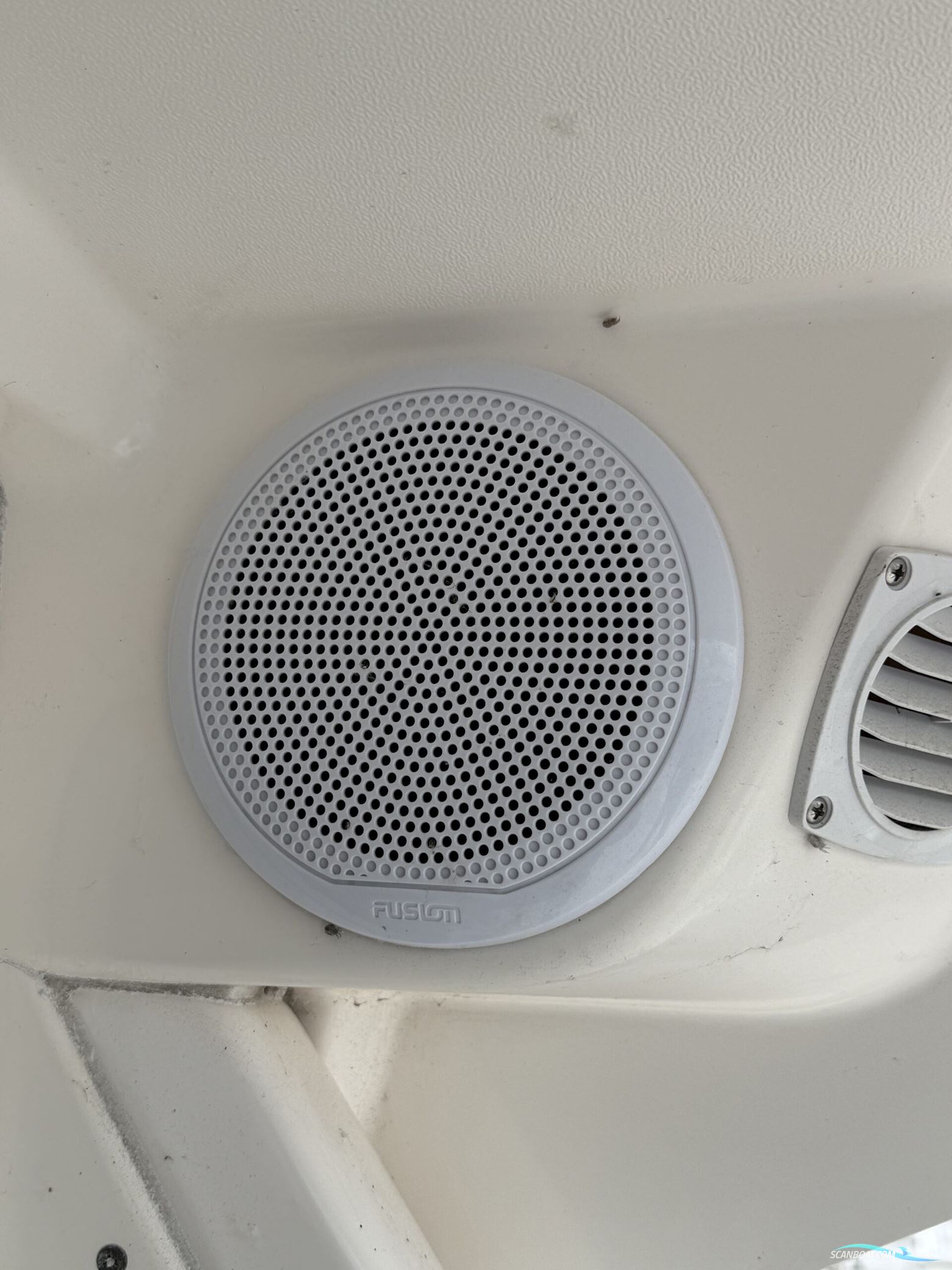 Viknes 880. Med nyere komplet Raymarine navi-pakke