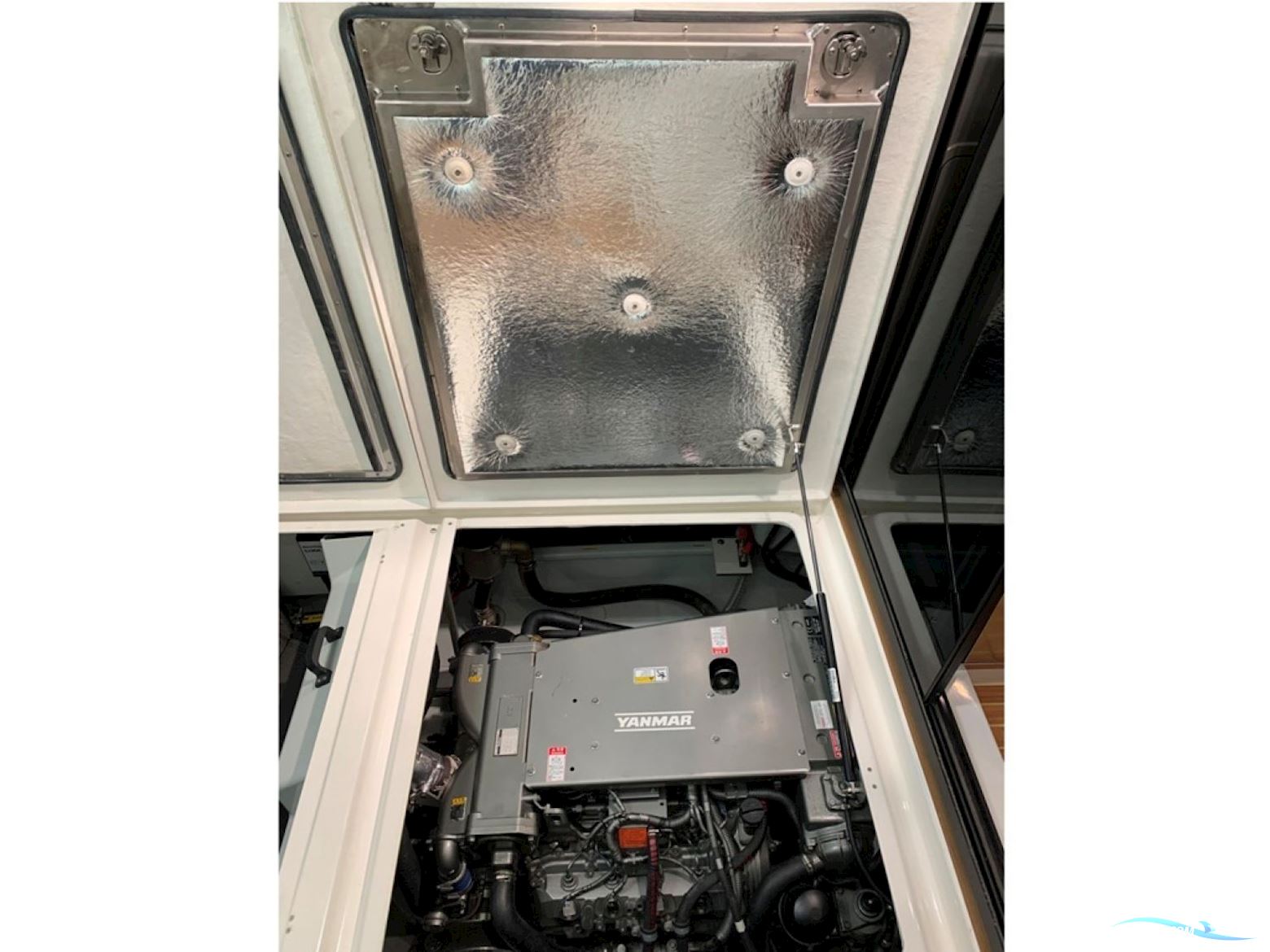 Viknes 930, Diesel V8 370hk