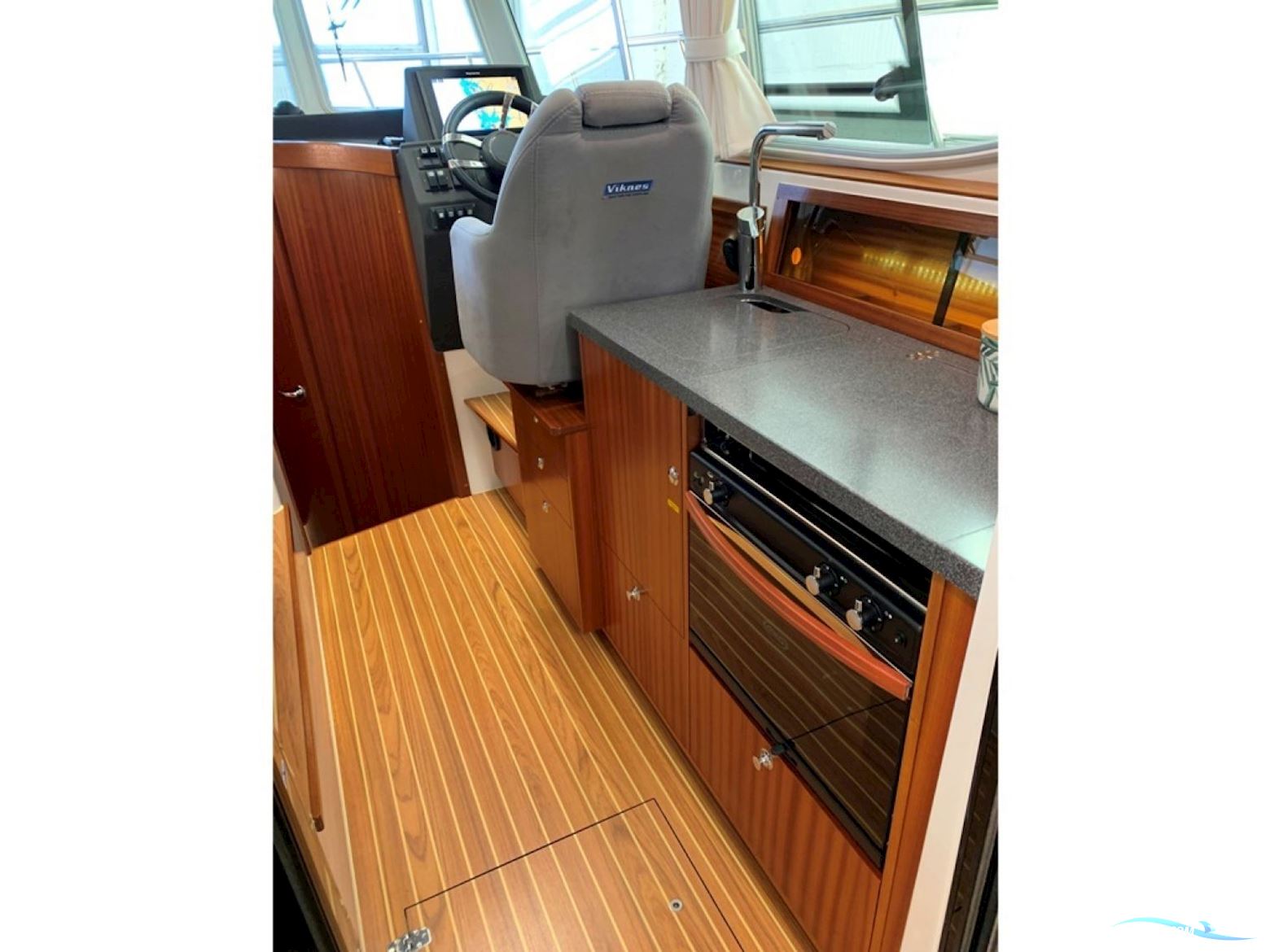 Viknes 930, Diesel V8 370hk