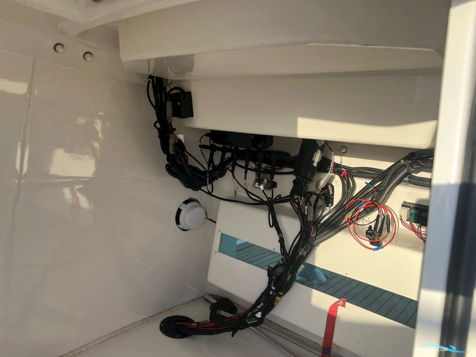 White-Shark 225 Console