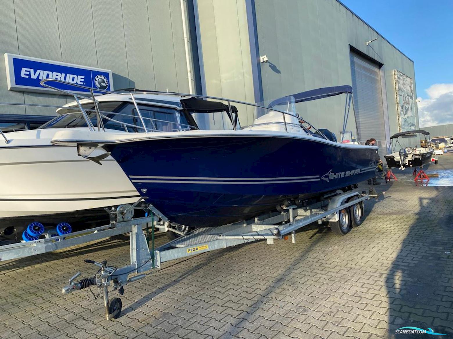 White-Shark 225 Console