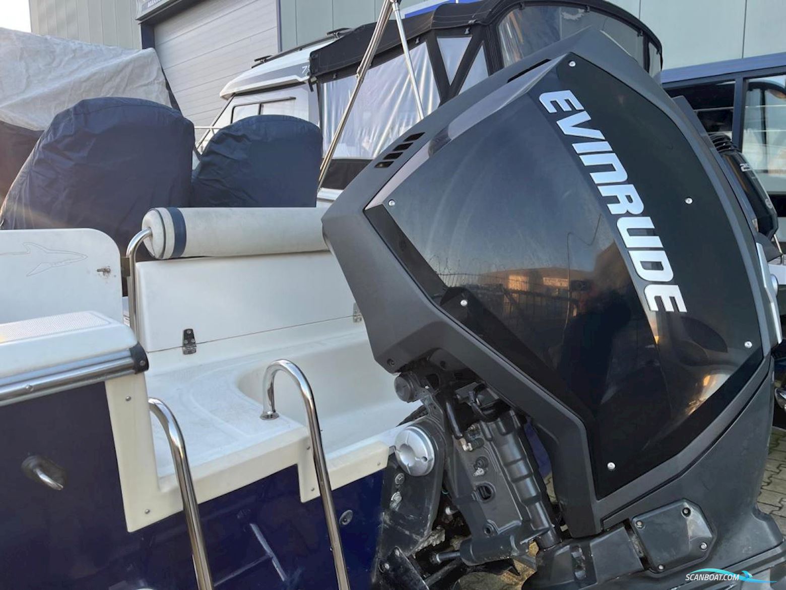 White-Shark 225 Console