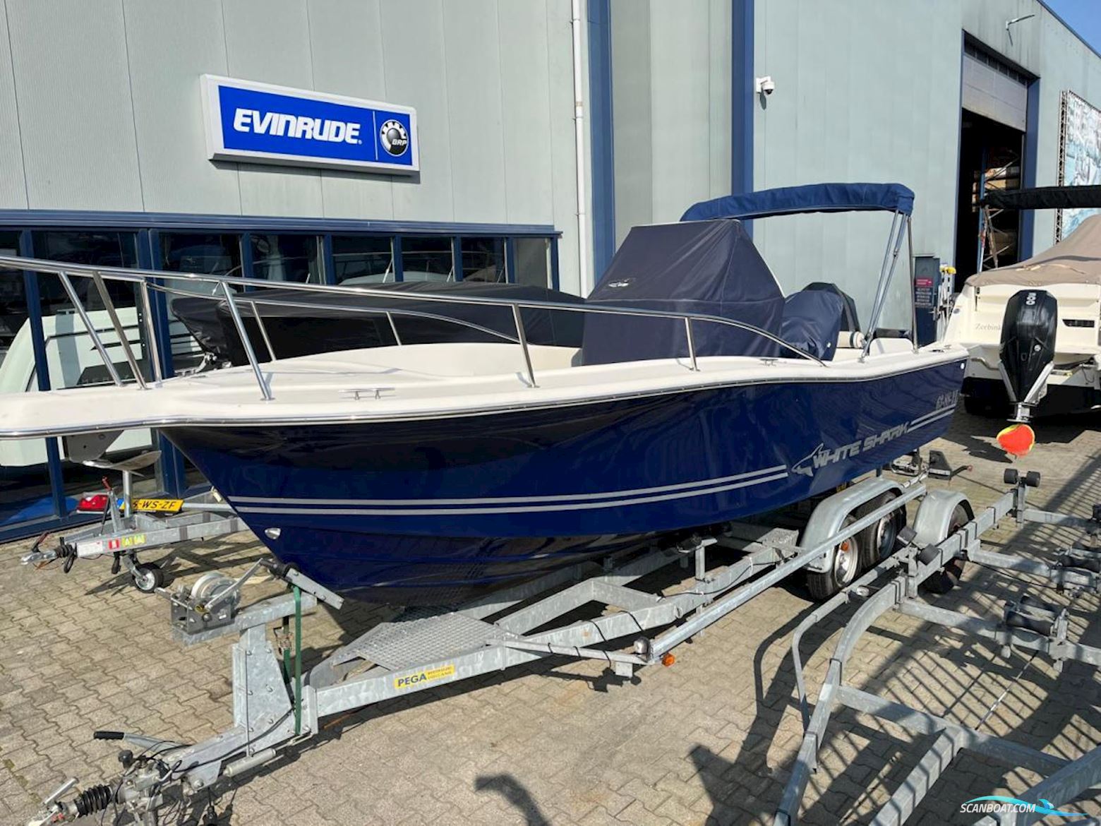 White-Shark 225 Console