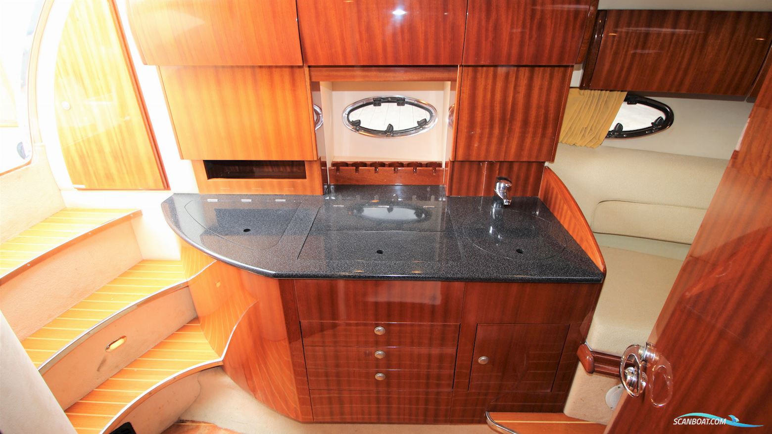 Windy Khamsin 34 Sun Lounge