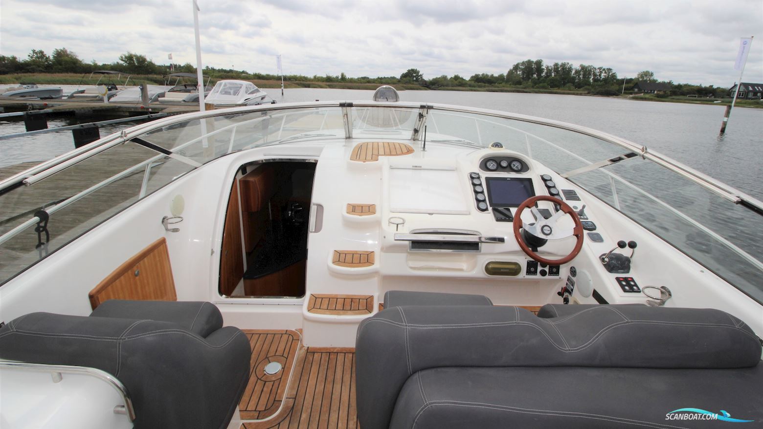 Windy Khamsin 34 Sun Lounge