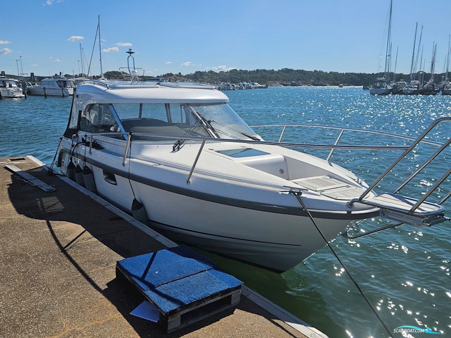 Aquador 25 HT Motorboot 2019, mit Mercury Mercruiser  4,5 L  MPI motor, Sweden