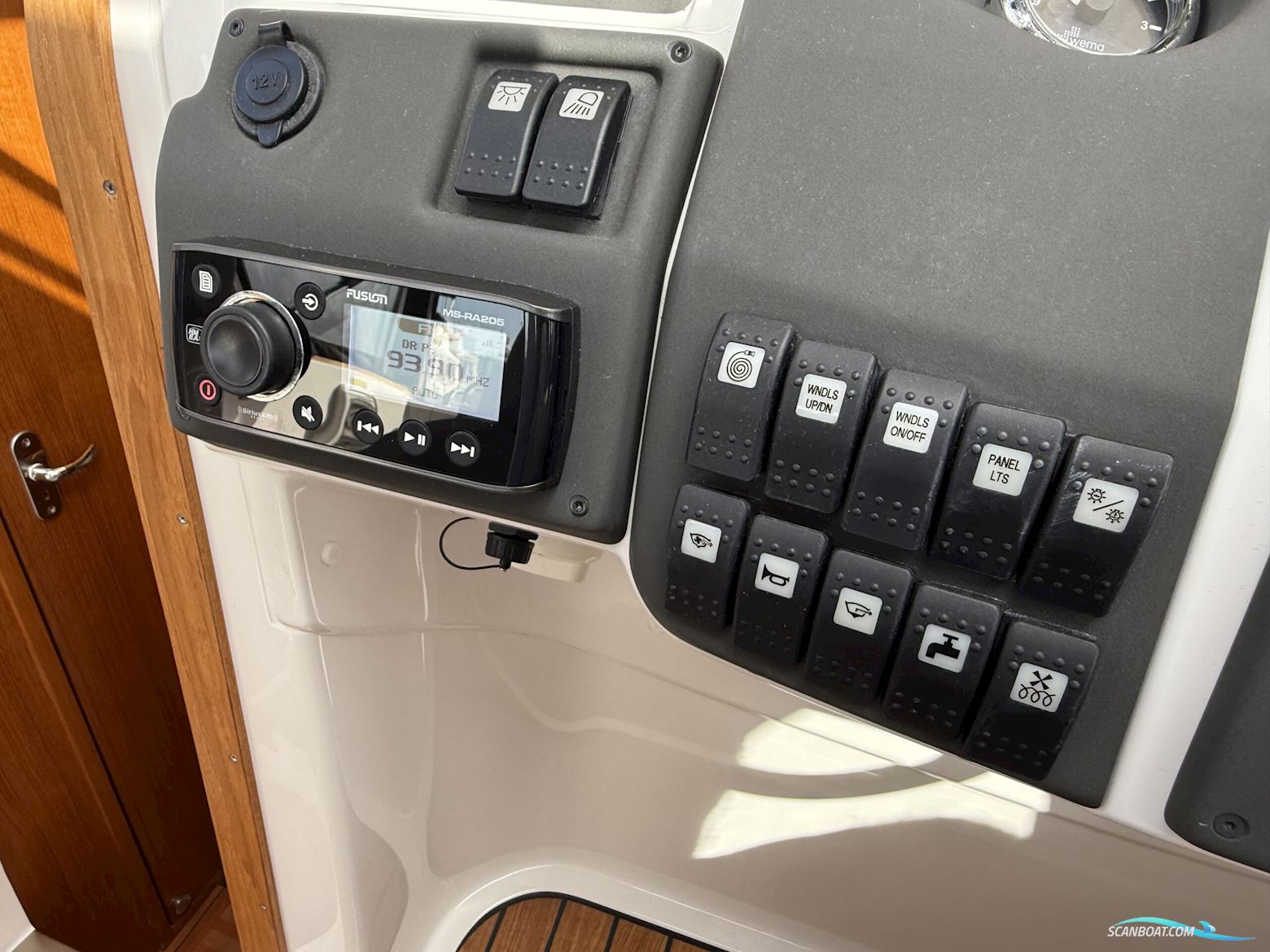 Aquador 27 HT, NEDSAT