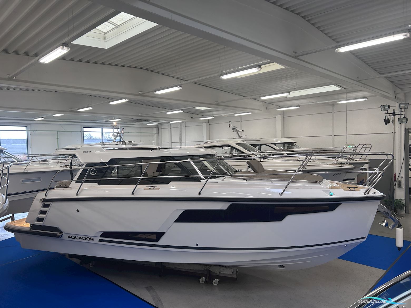 Aquador 300 HT Motorboot 2025, mit Mercury Diesel 3.0 V6 270 hk Med Bravo Iii Drev motor, Dänemark