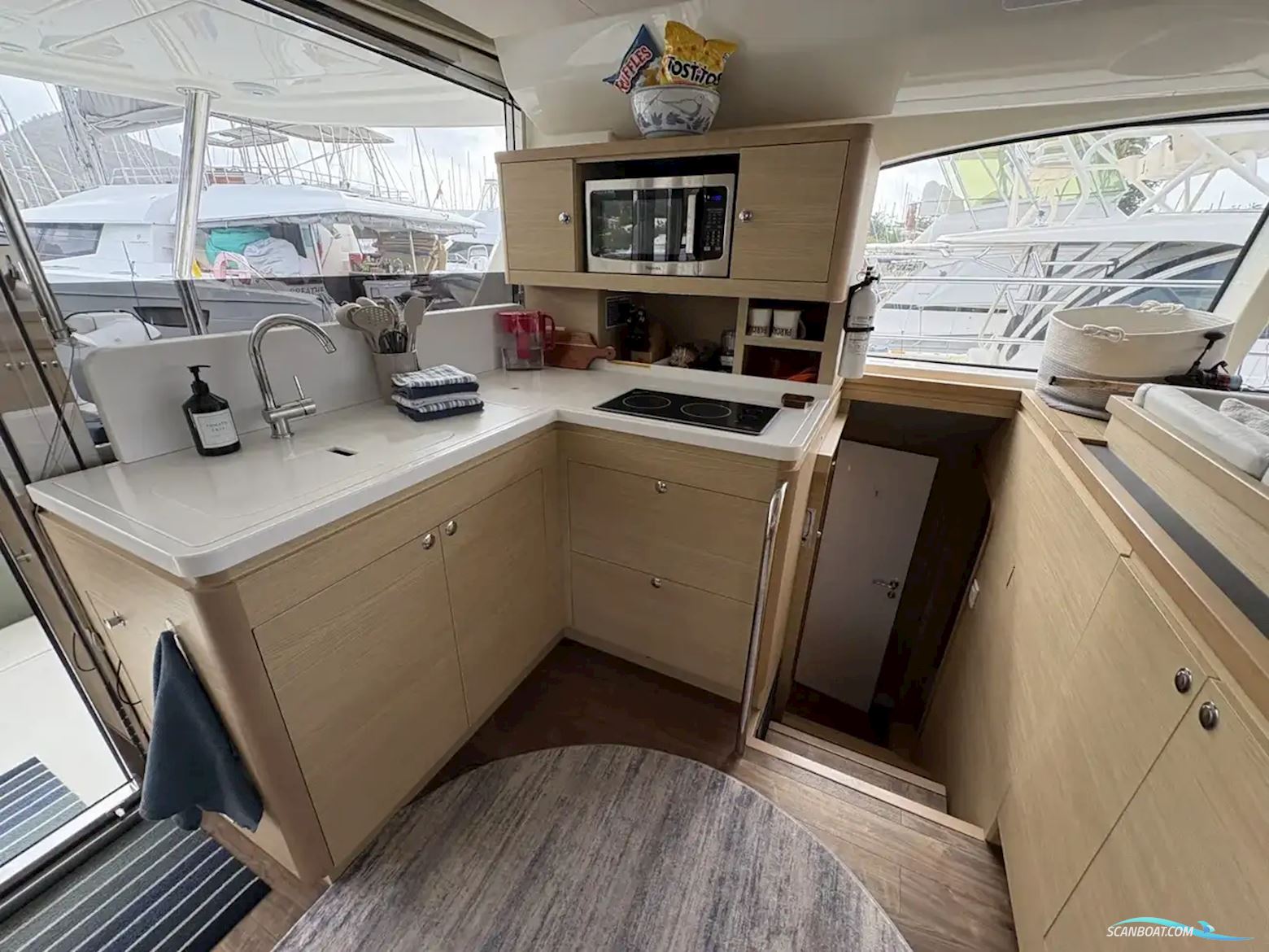 Aquila 44 Yacht