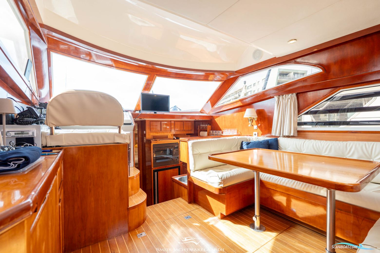 Astor 37 Flybridge