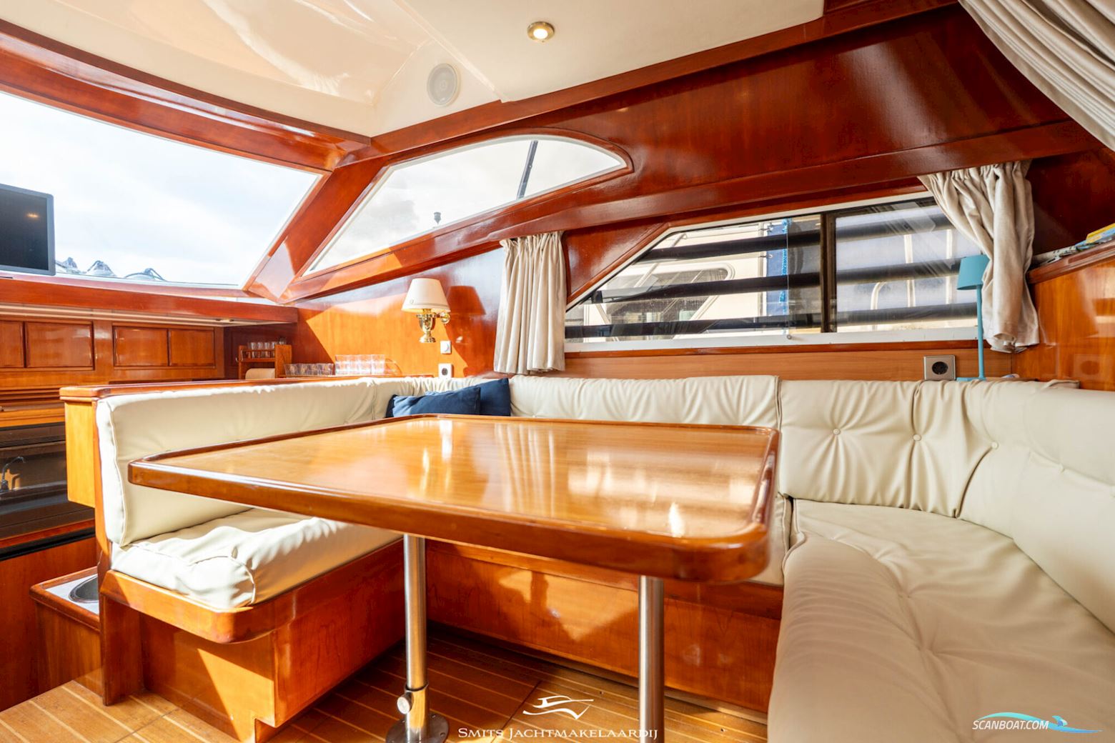 Astor 37 Flybridge