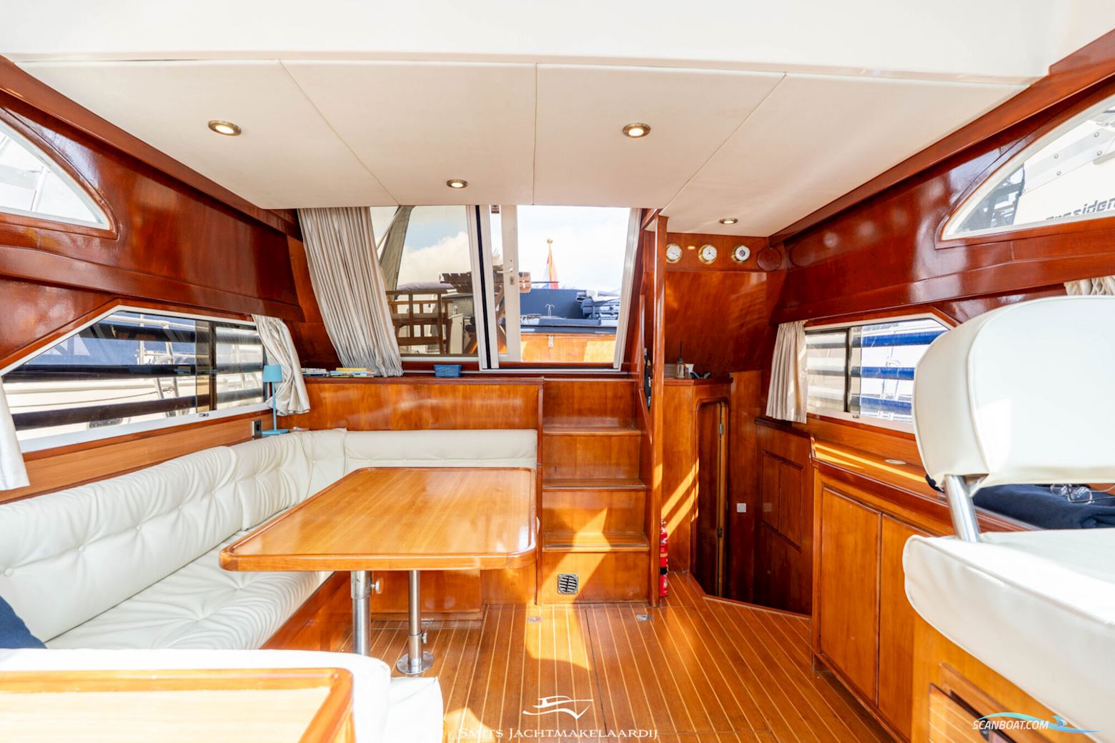 Astor 37 Flybridge