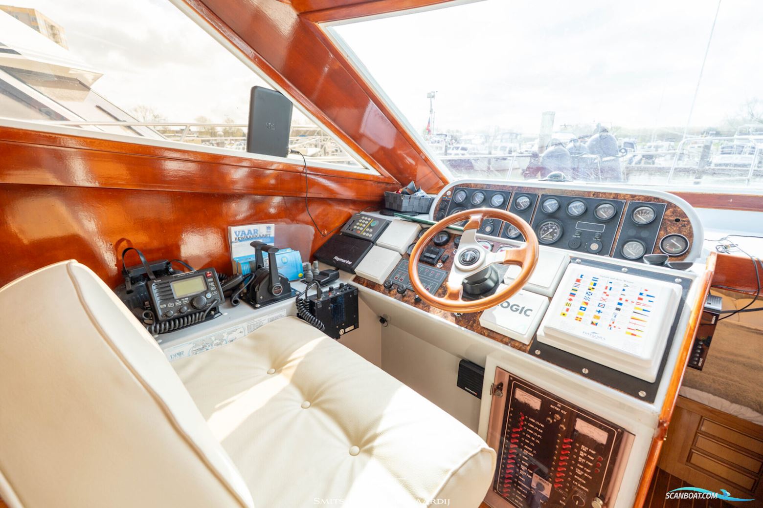 Astor 37 Flybridge