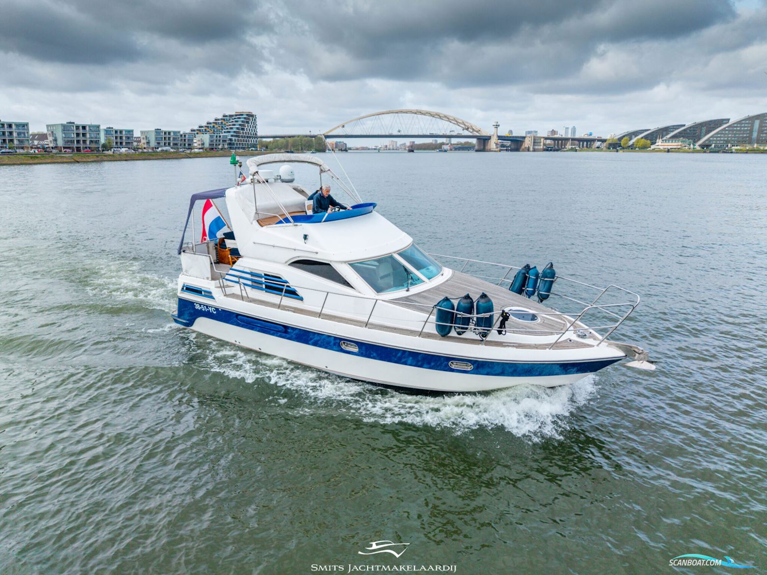 Astor 37 Flybridge