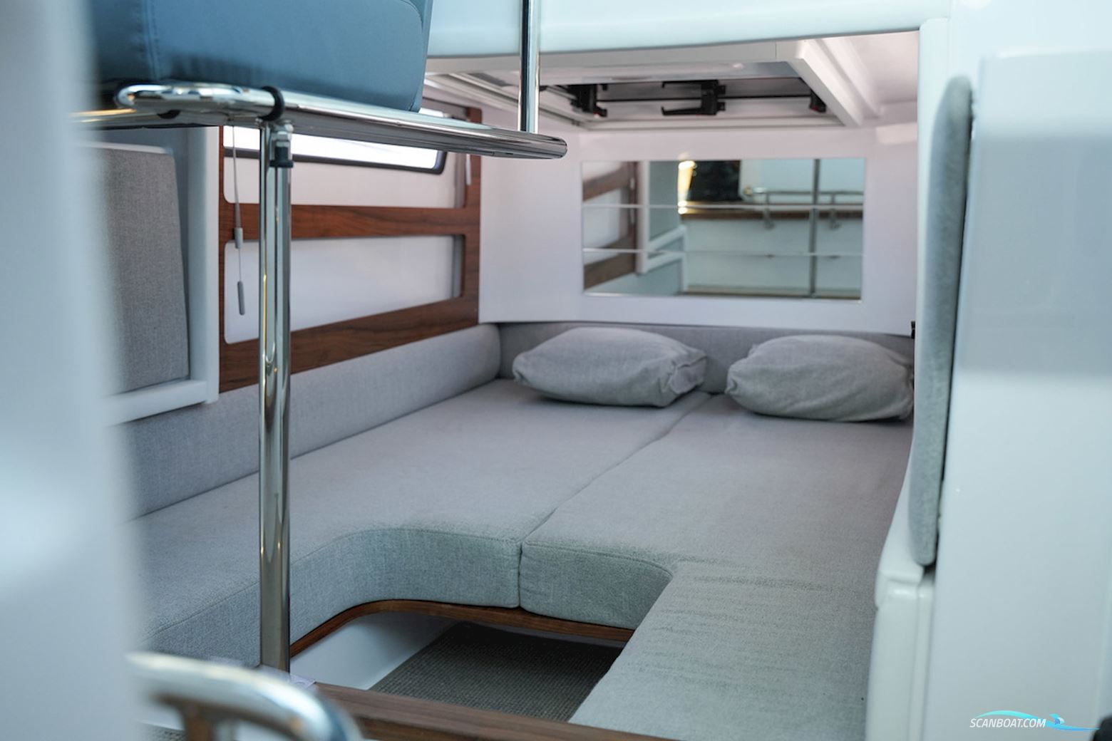 AXOPAR 28 Cabin