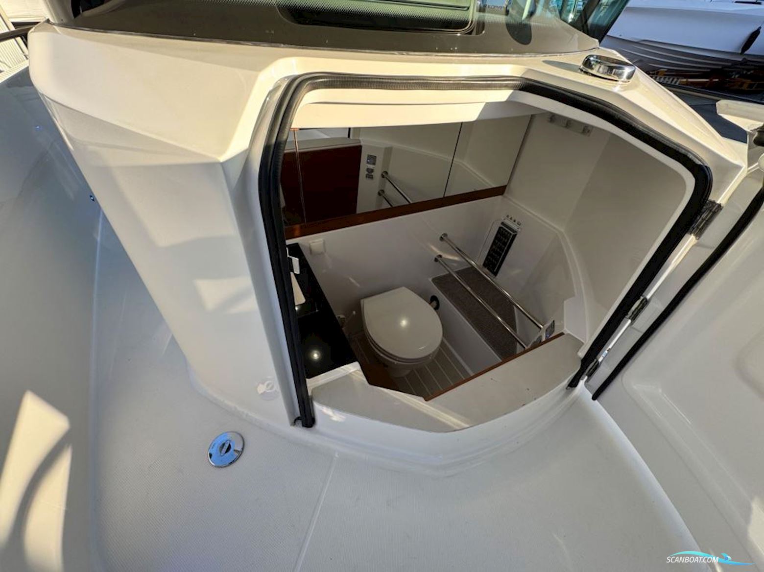 AXOPAR 28 Cabin