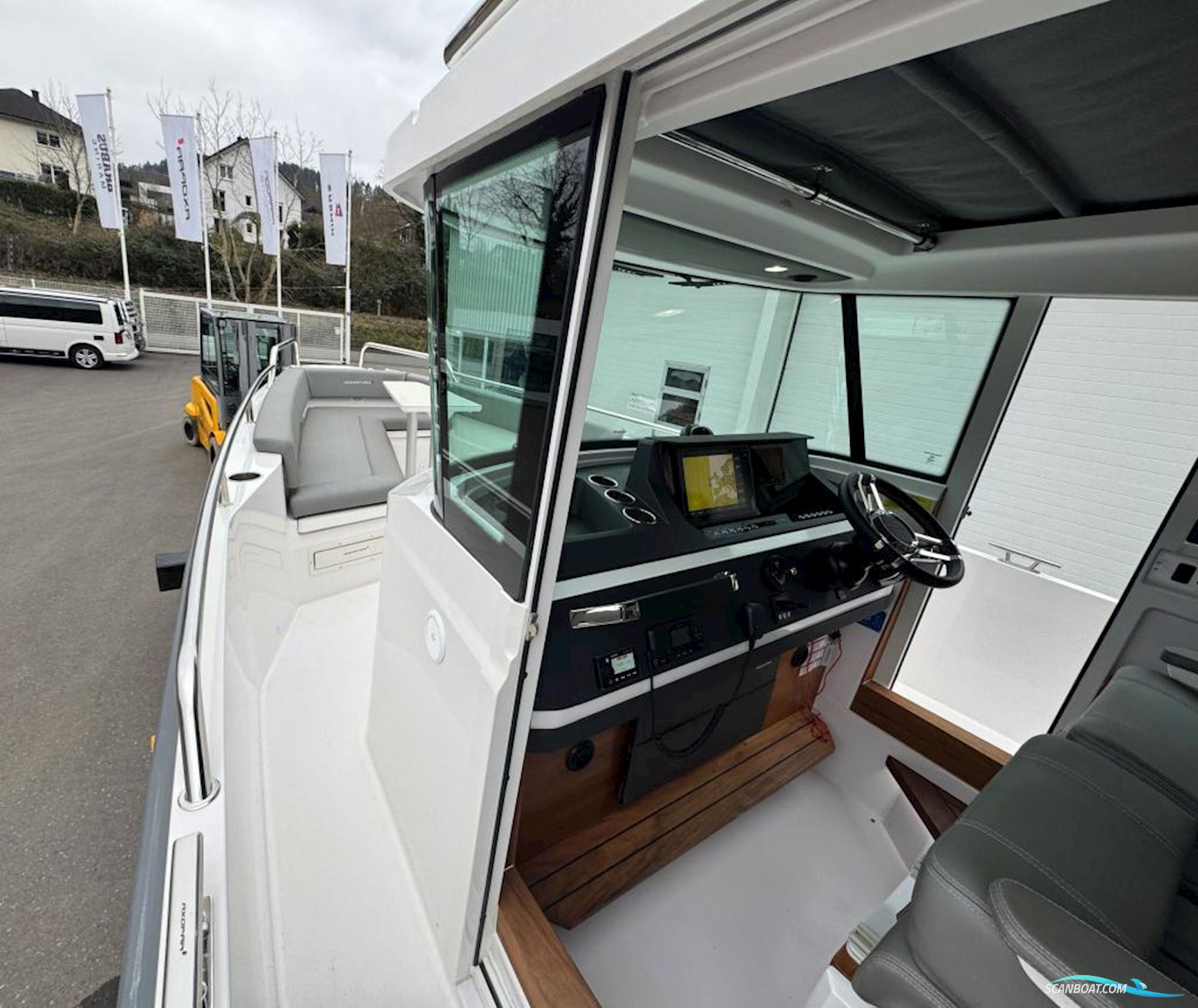 AXOPAR 28 Cabin