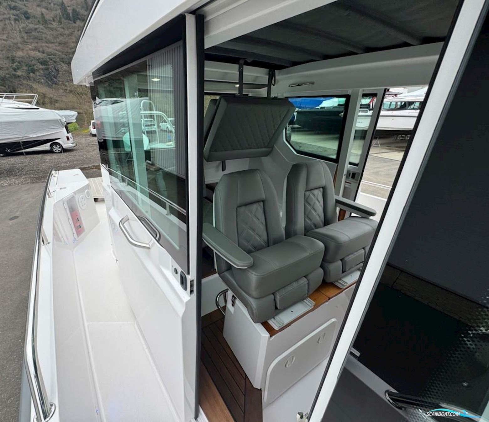 AXOPAR 28 Cabin