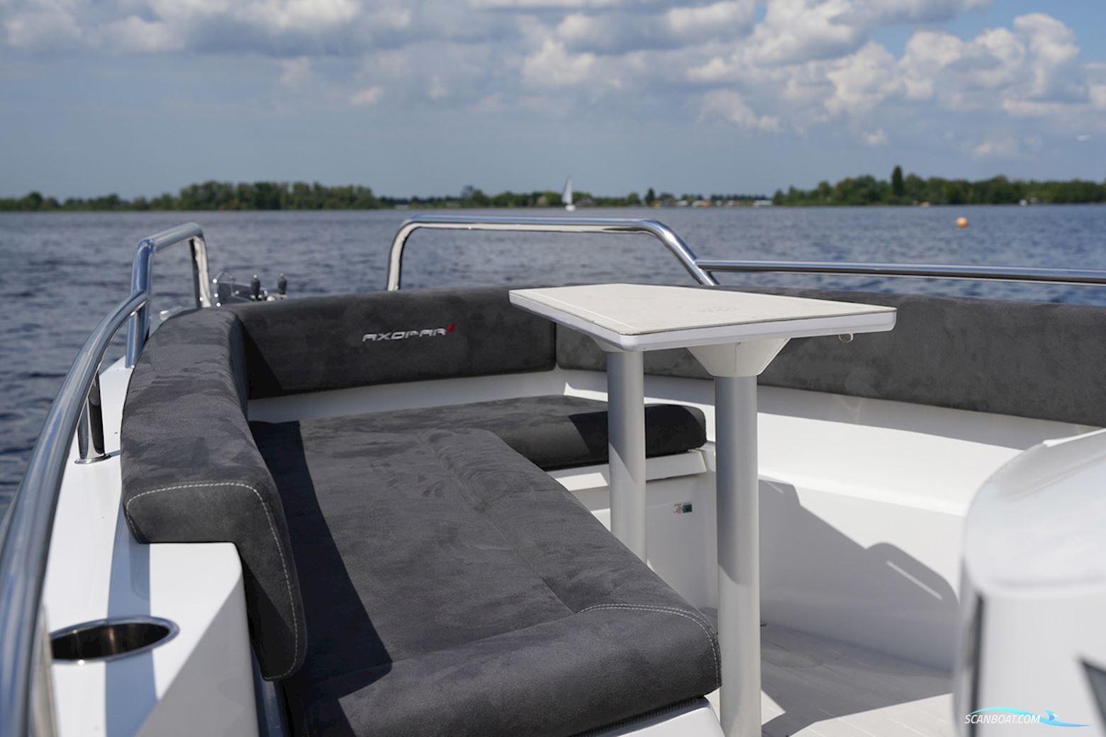 AXOPAR 28 Cabin