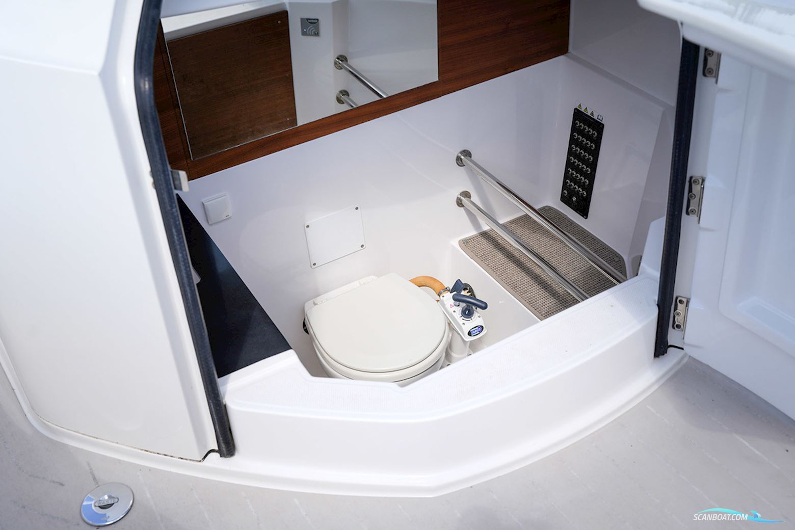 AXOPAR 28 Cabin