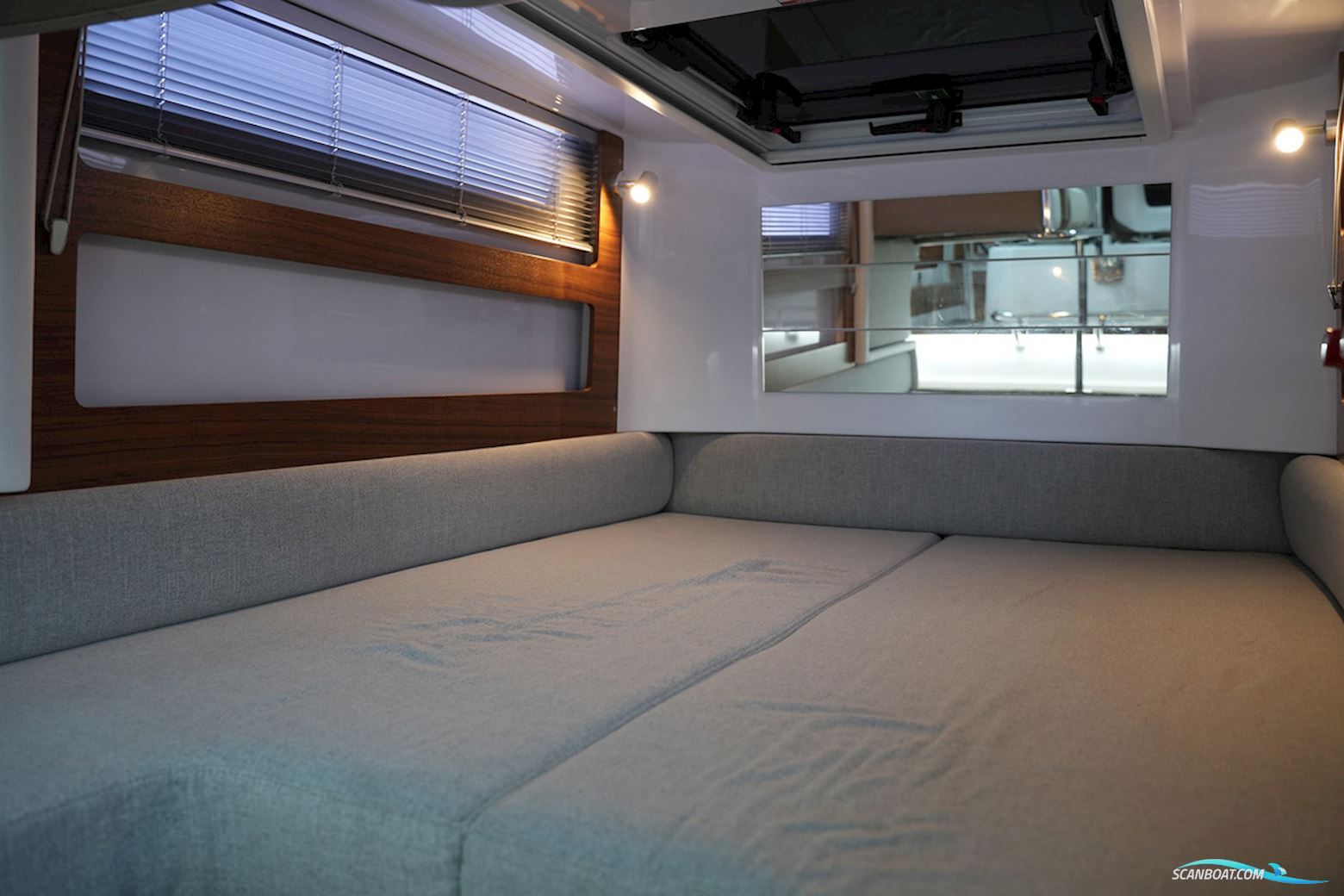Axopar 28 Cabin