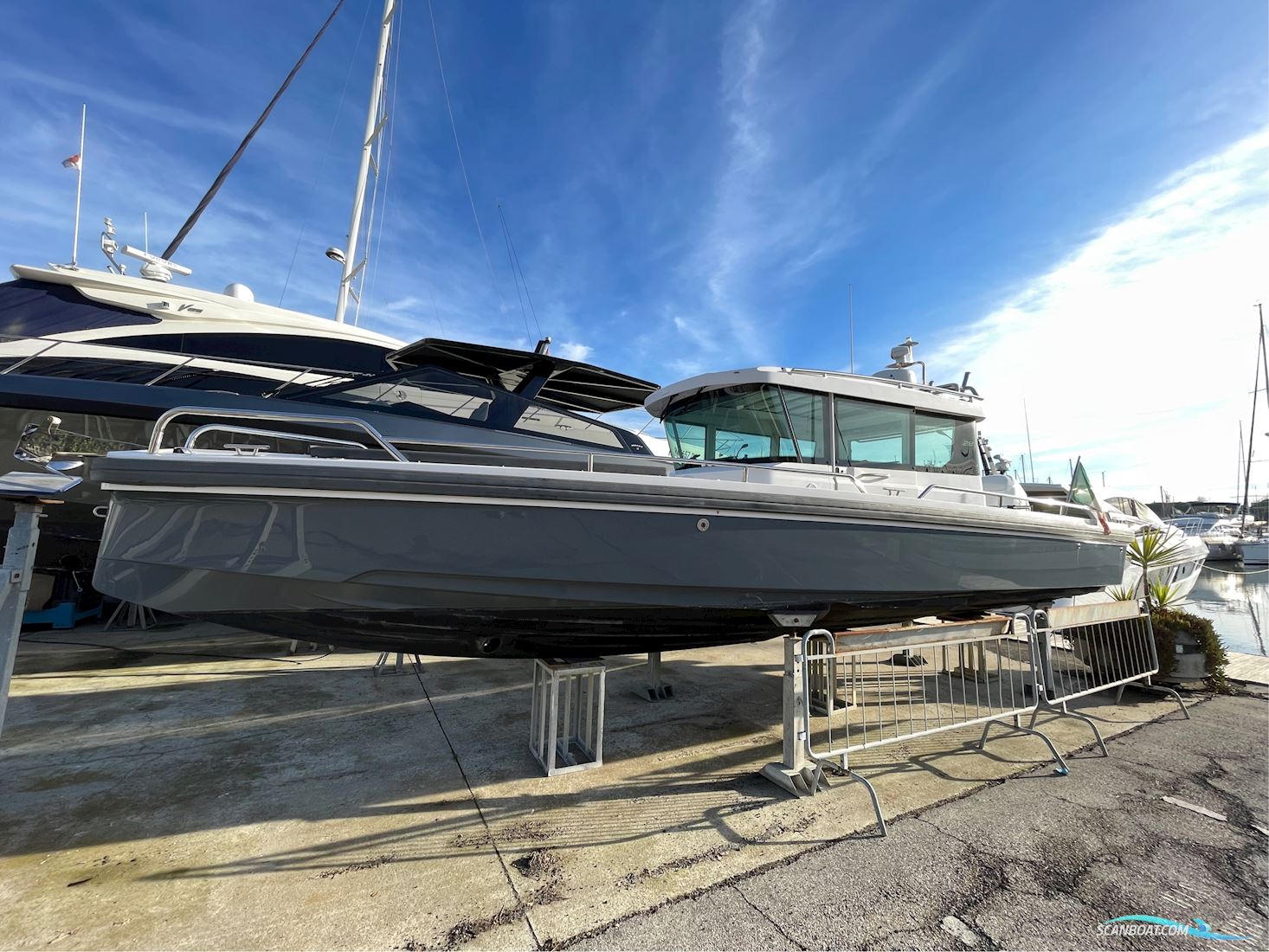 Axopar 28 Cabin Motorboot 2017, mit Nercury motor, Italien