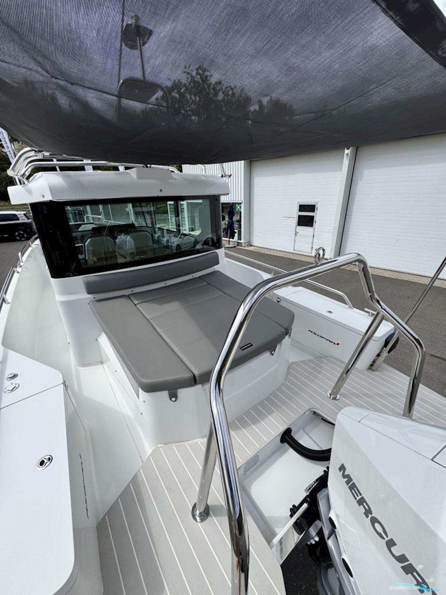 AXOPAR 28 Cabin