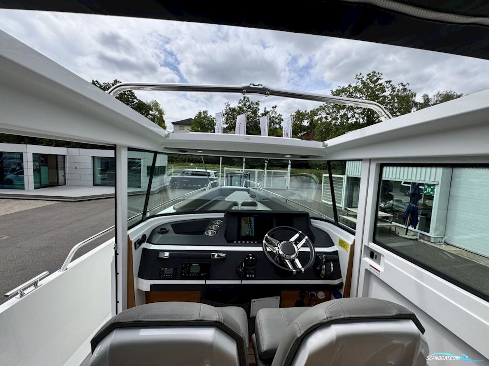 AXOPAR 28 Cabin