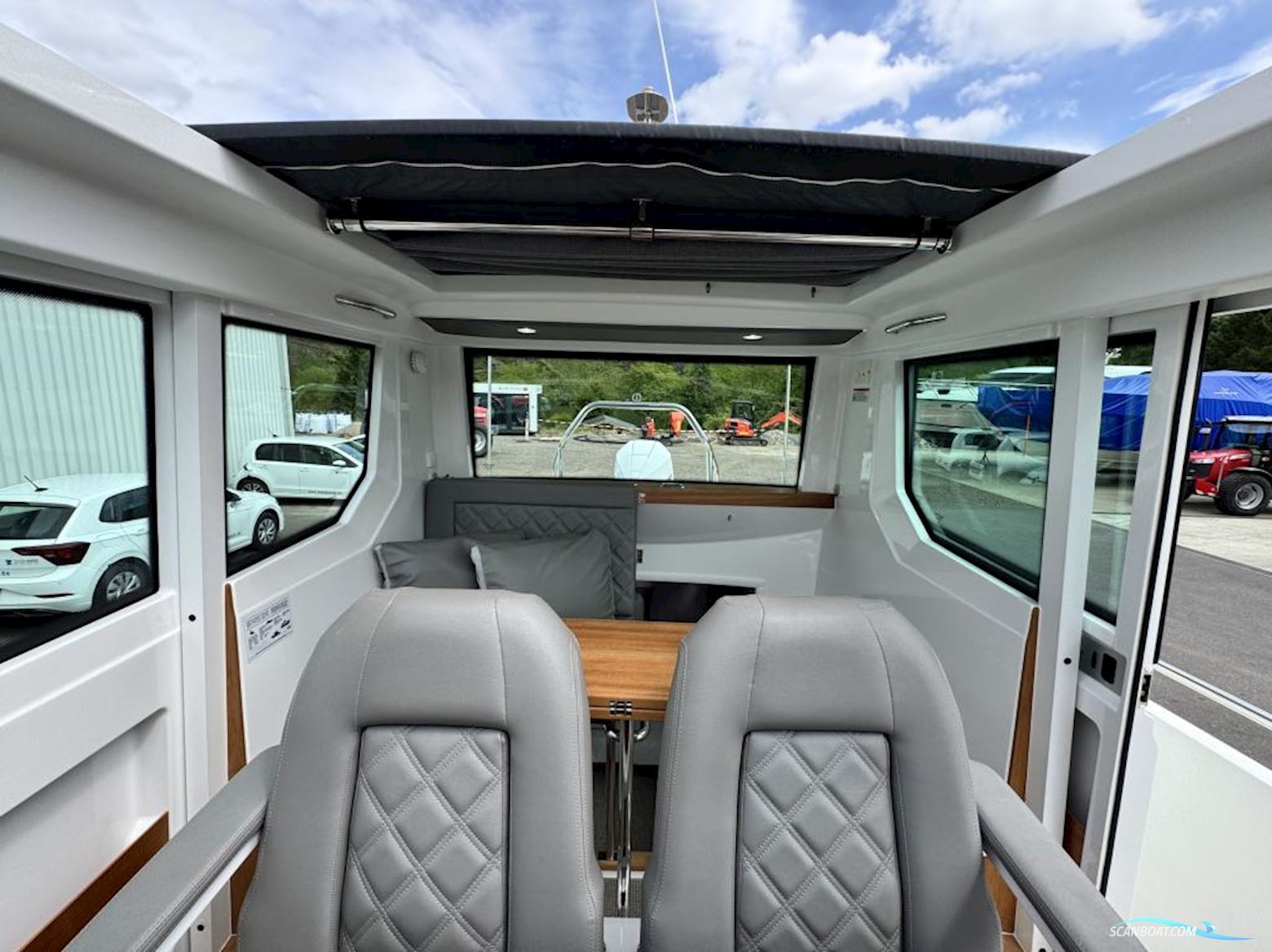 AXOPAR 28 Cabin