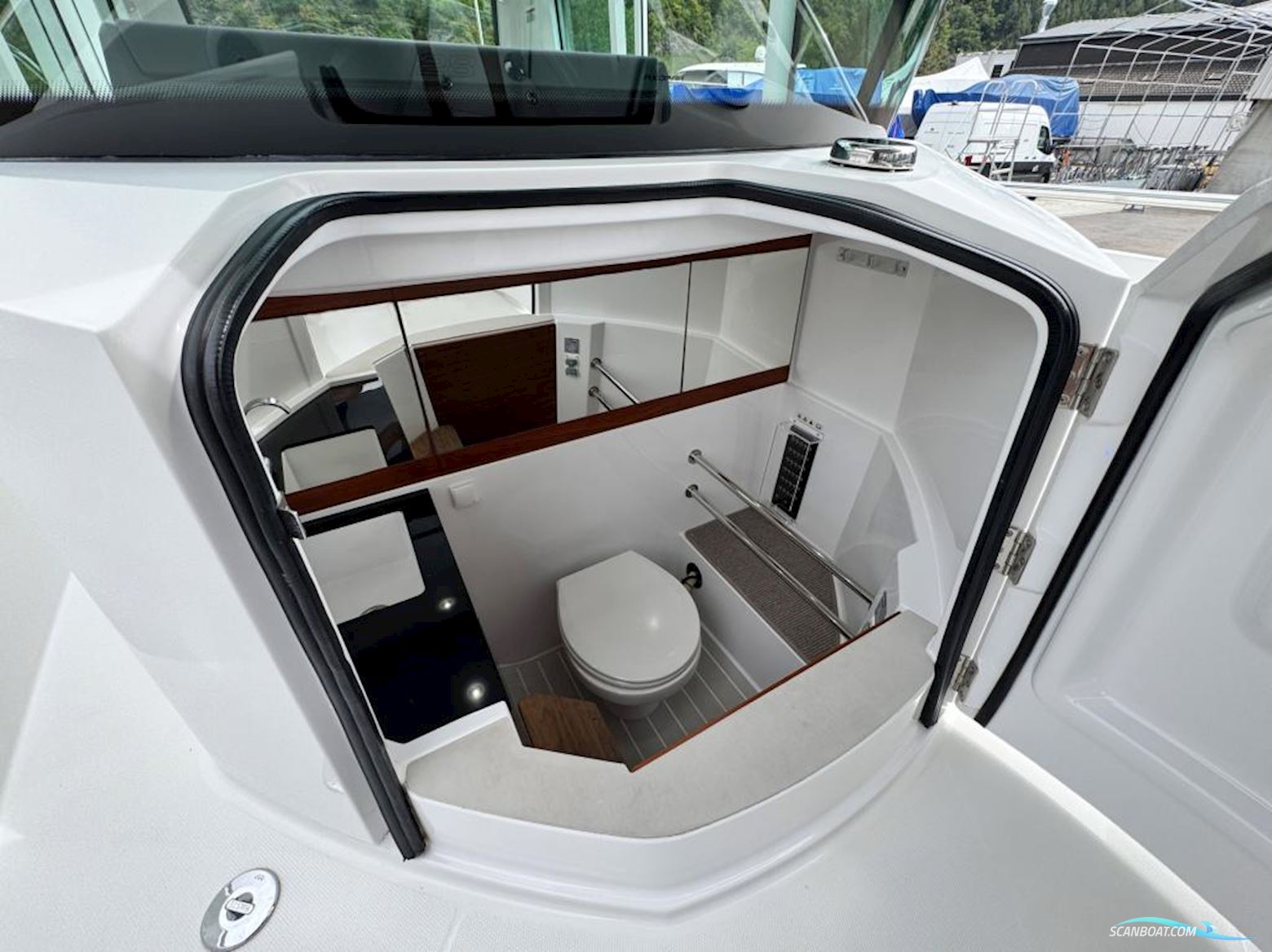AXOPAR 28 Cabin