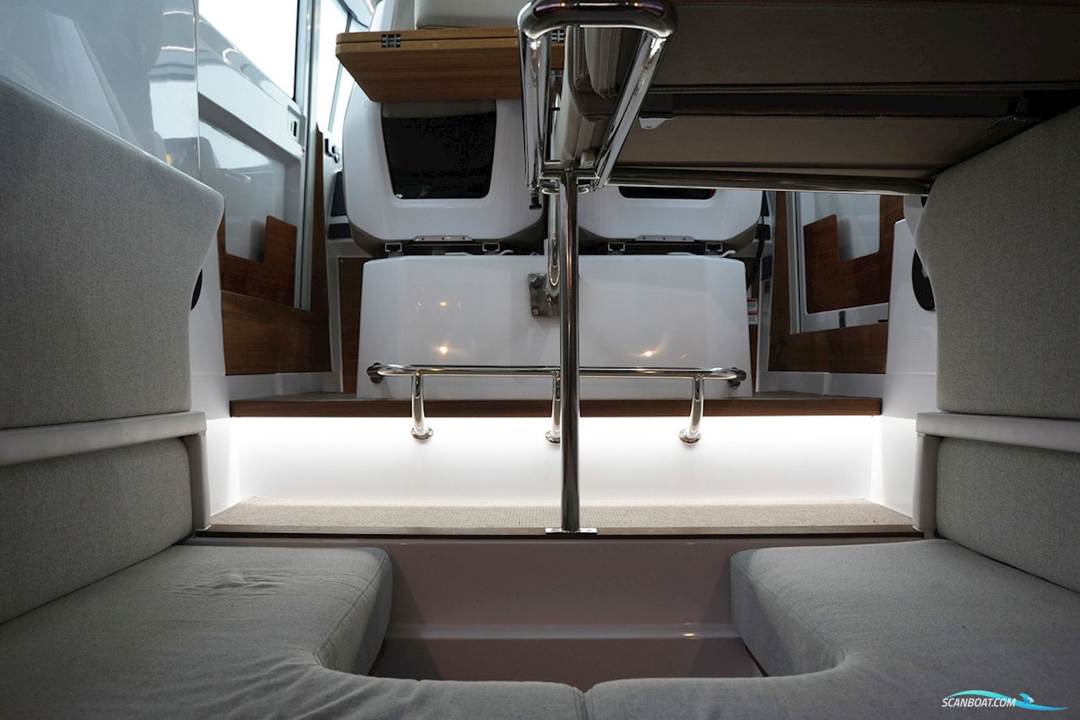Axopar 28 Cabin
