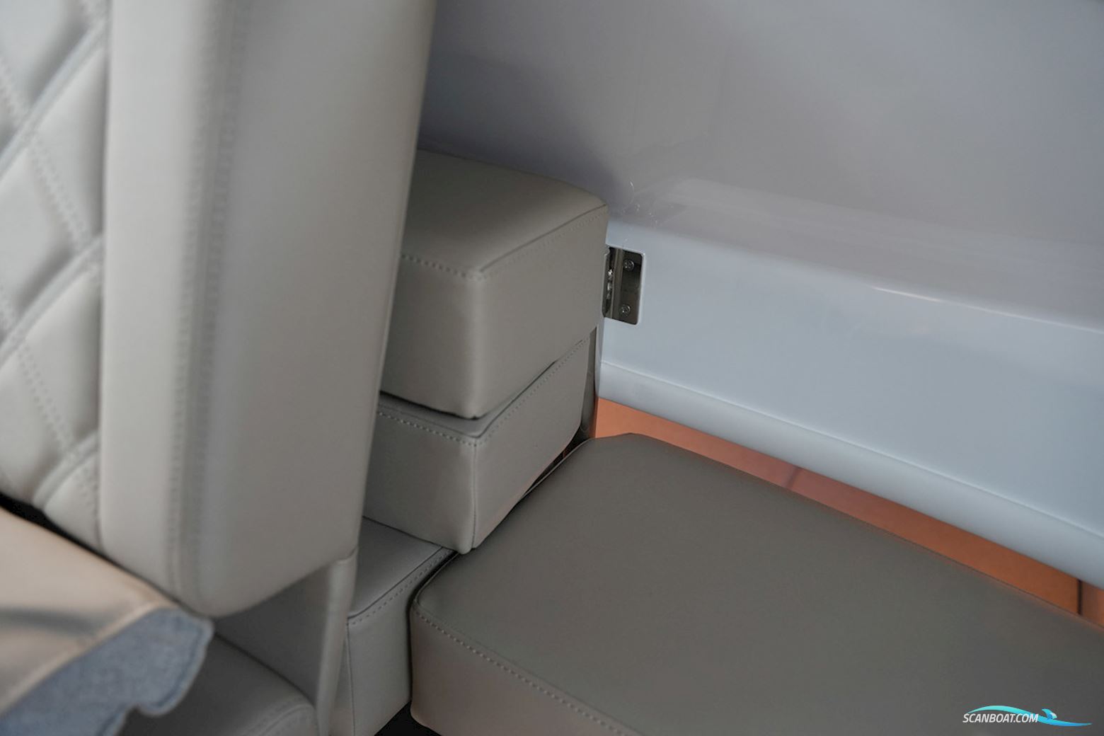 Axopar 28 Cabin