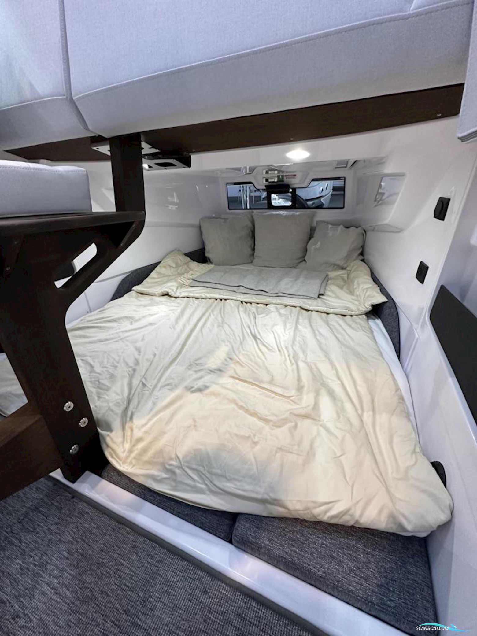 AXOPAR 29 Cross Cabin