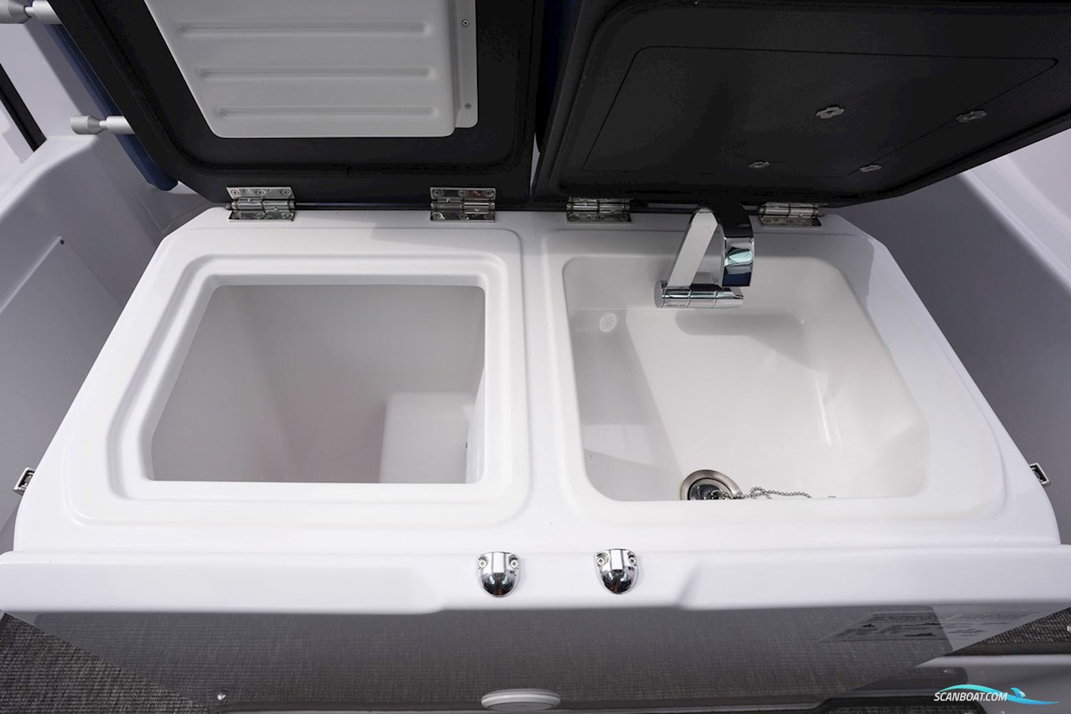 AXOPAR 29 XC Cross Cabin