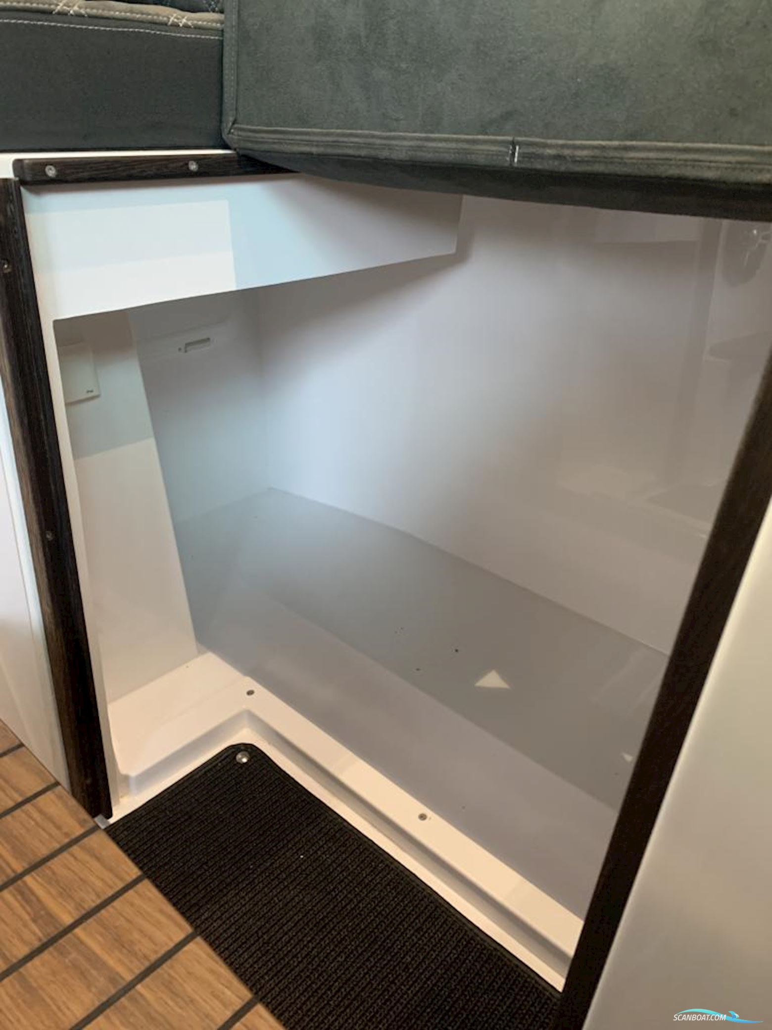 Axopar 37 Cabin - Reserviert