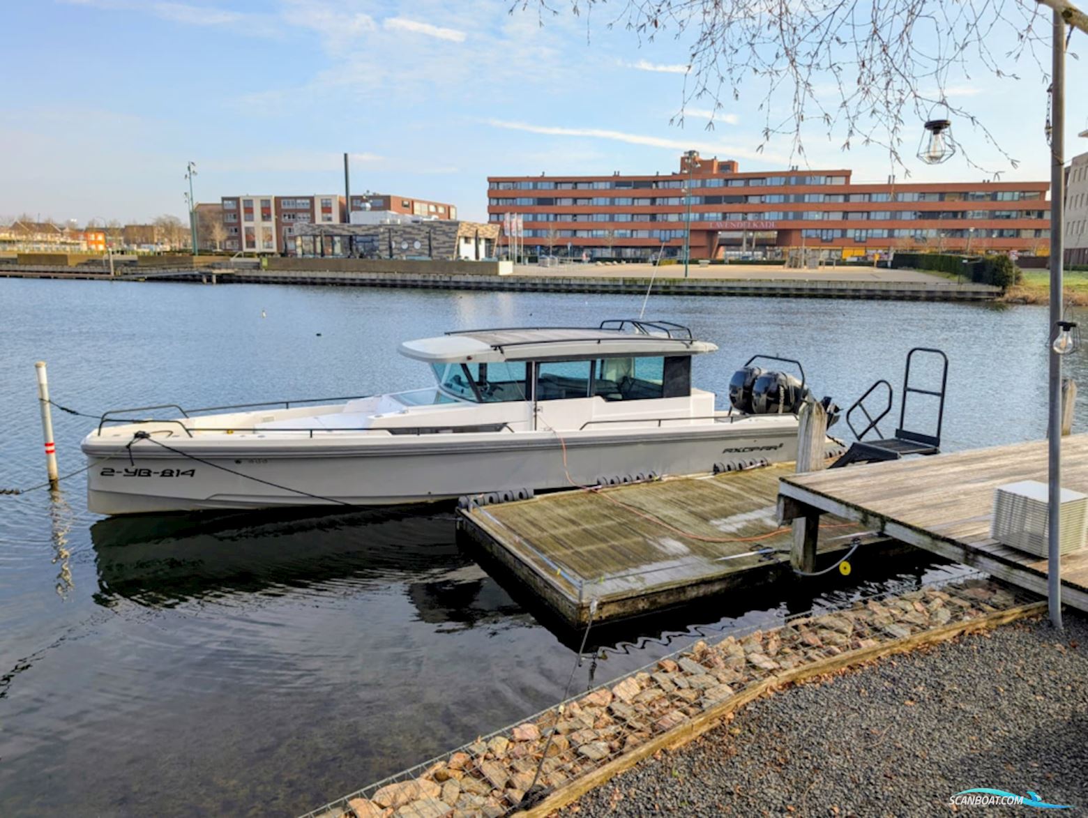 Axopar 37 Cabin
